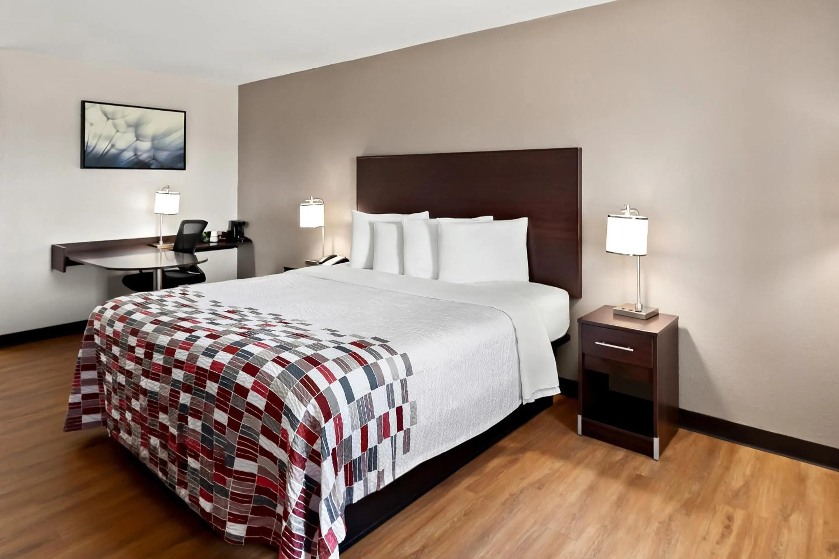 Bedroom, Bed in Red Roof Inn Muscle Shoals