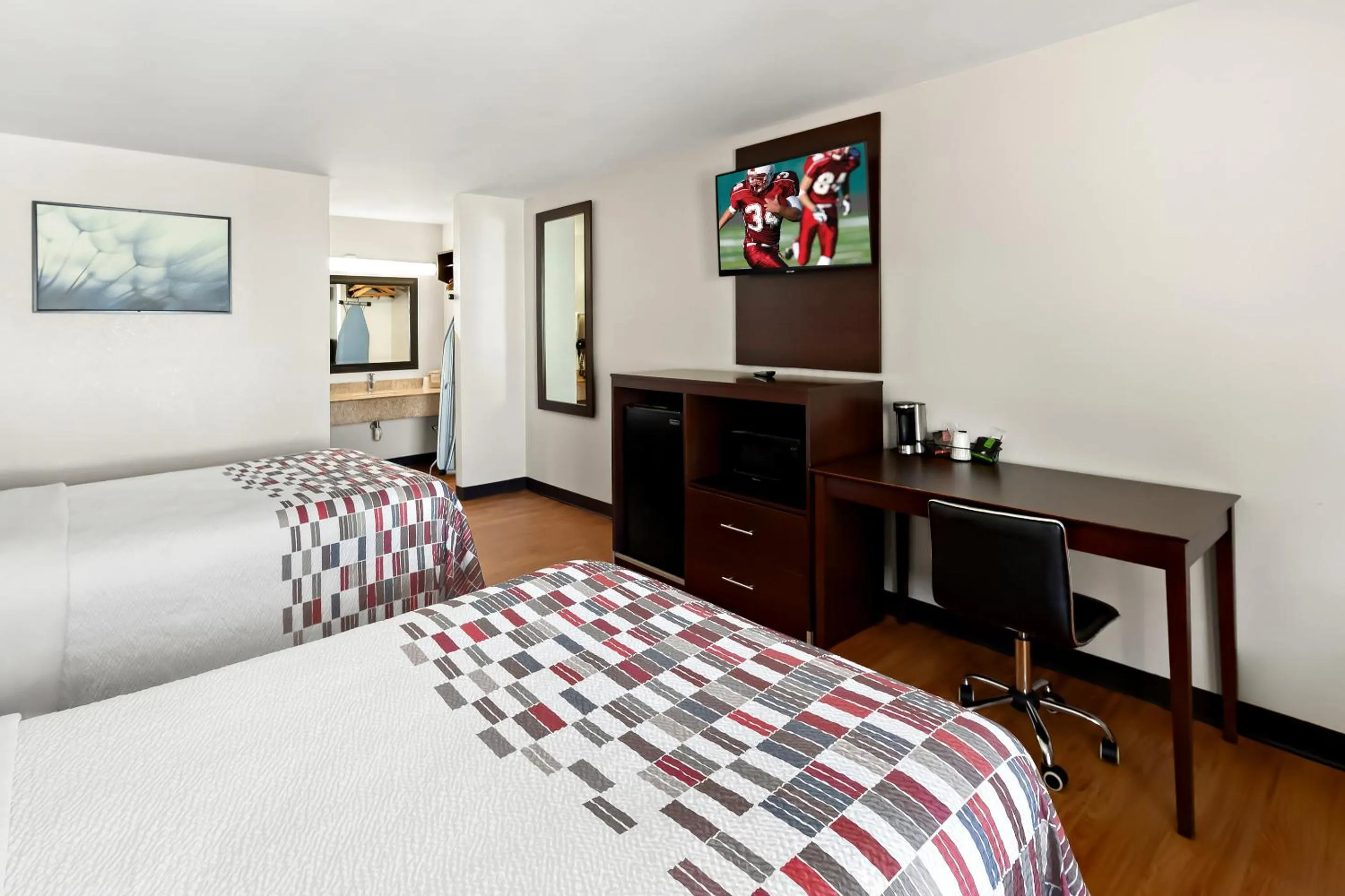 Photo of the whole room, Bed in Red Roof Inn Muscle Shoals