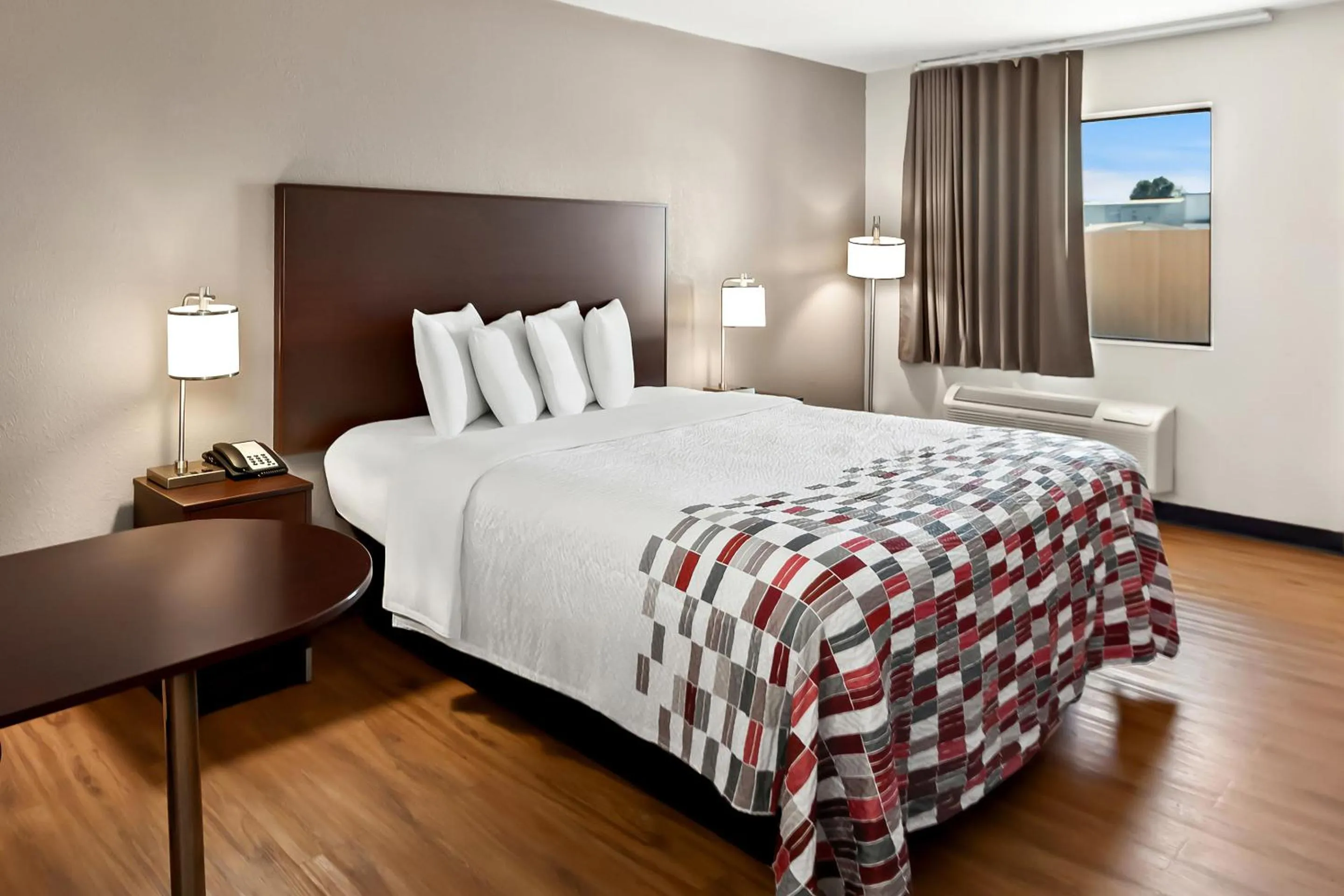 Bedroom, Bed in Red Roof Inn Muscle Shoals