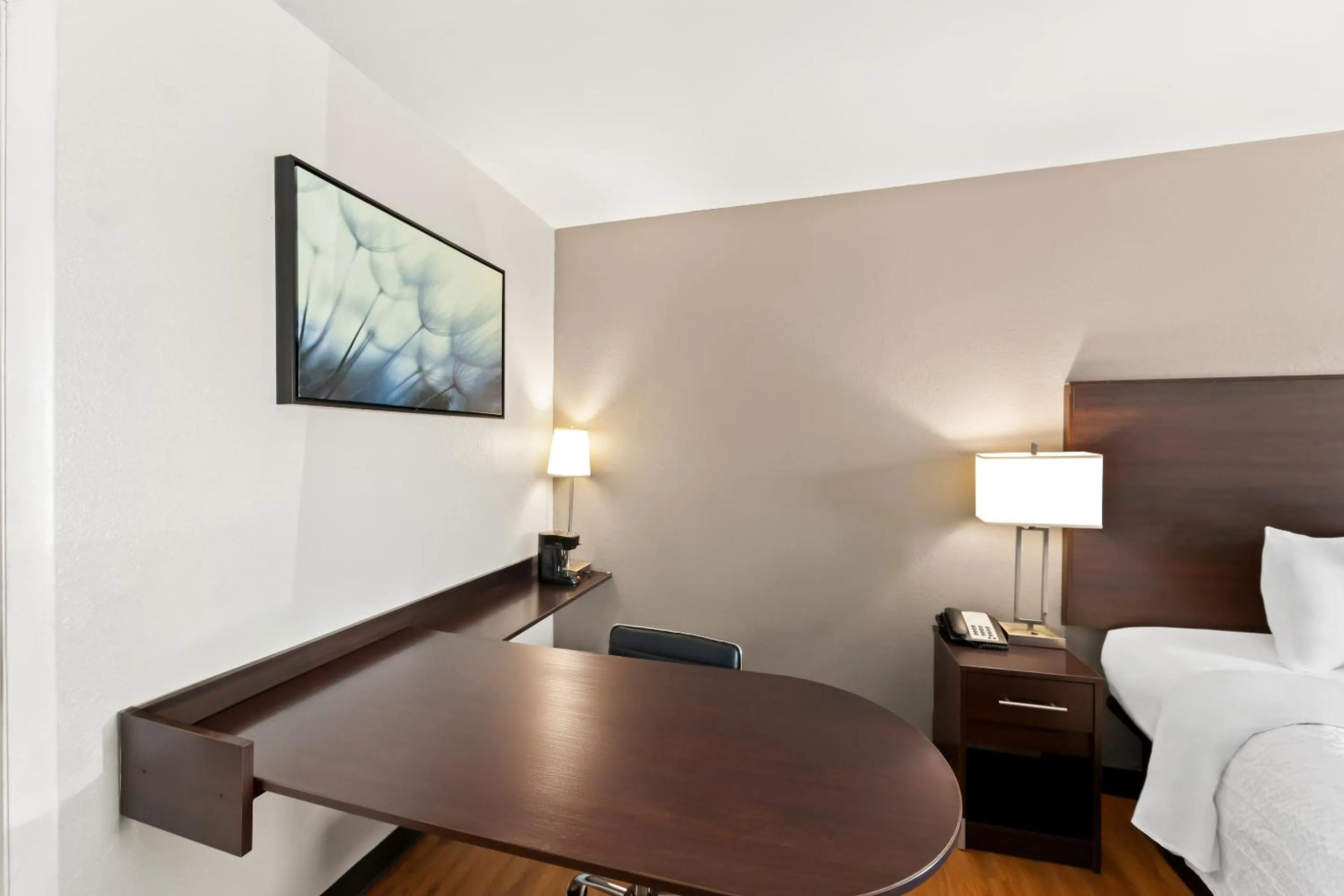 Photo of the whole room, Bed in Red Roof Inn Muscle Shoals