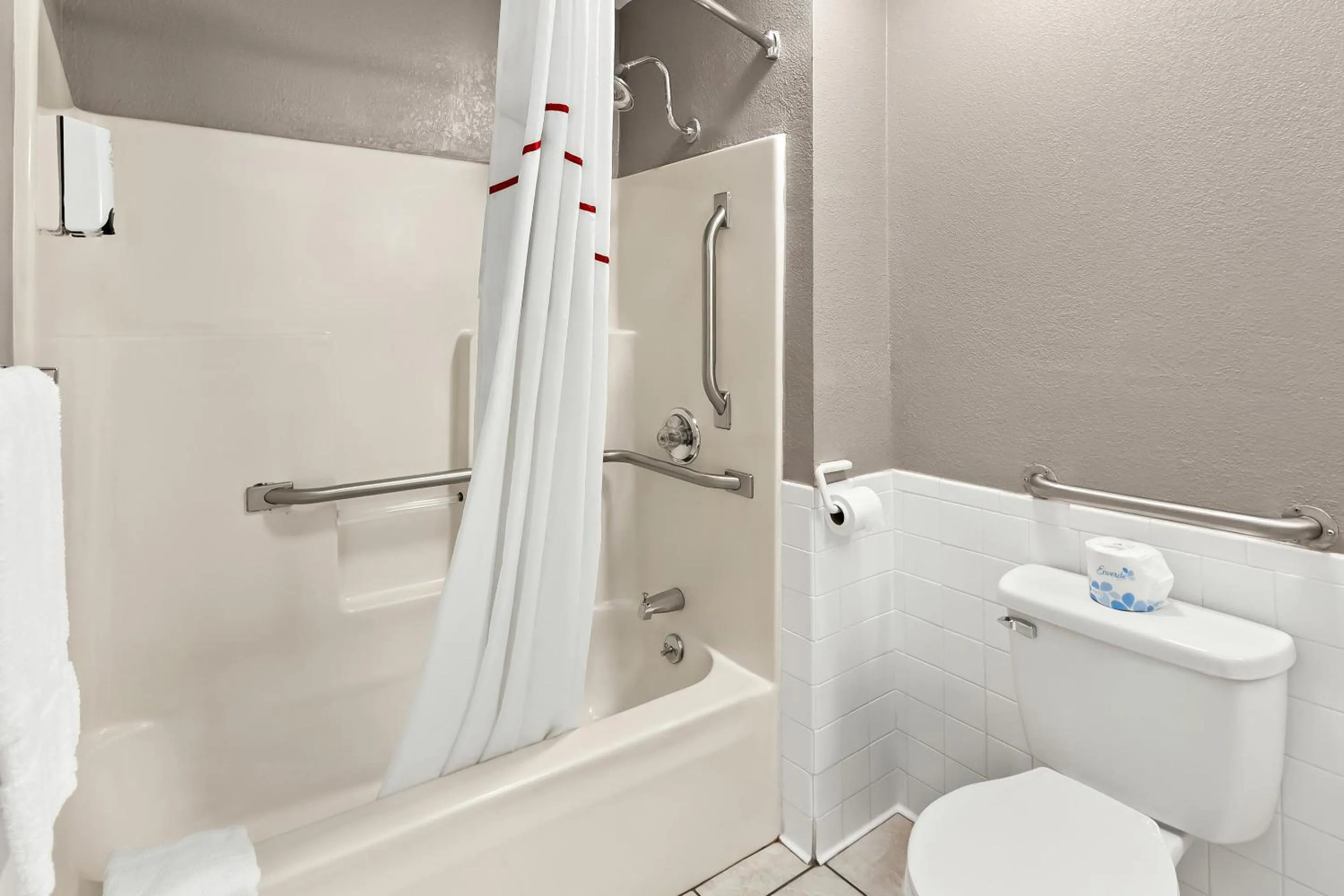 Bathroom in Red Roof Inn Muscle Shoals