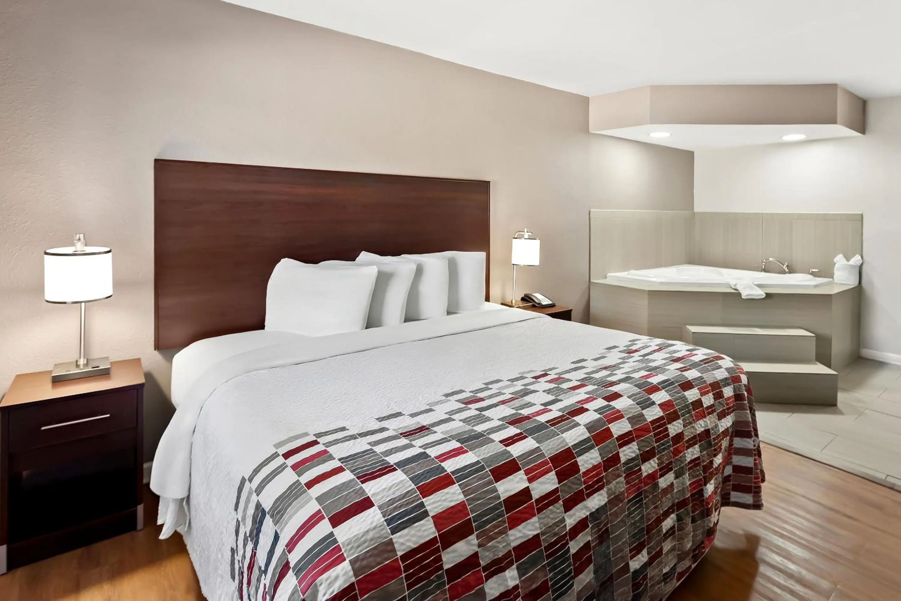 Bedroom, Bed in Red Roof Inn Muscle Shoals