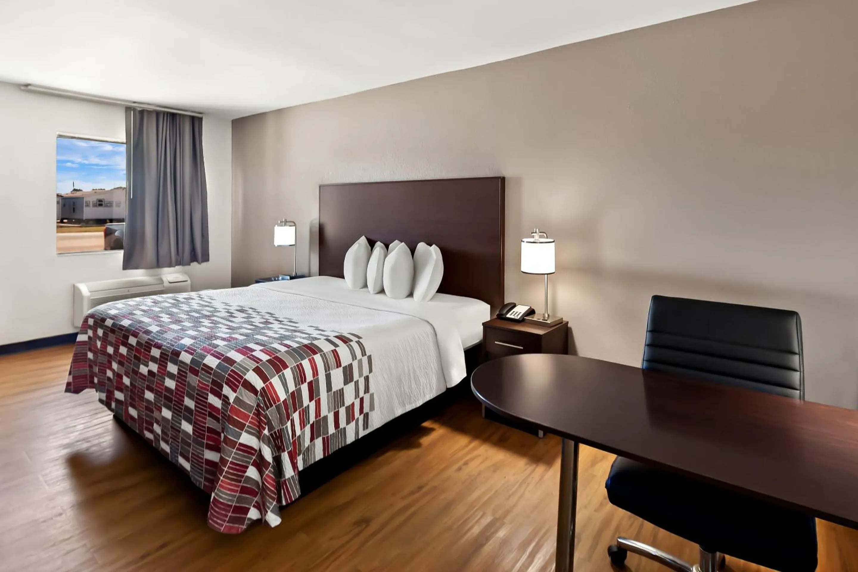 Bedroom, Bed in Red Roof Inn Muscle Shoals