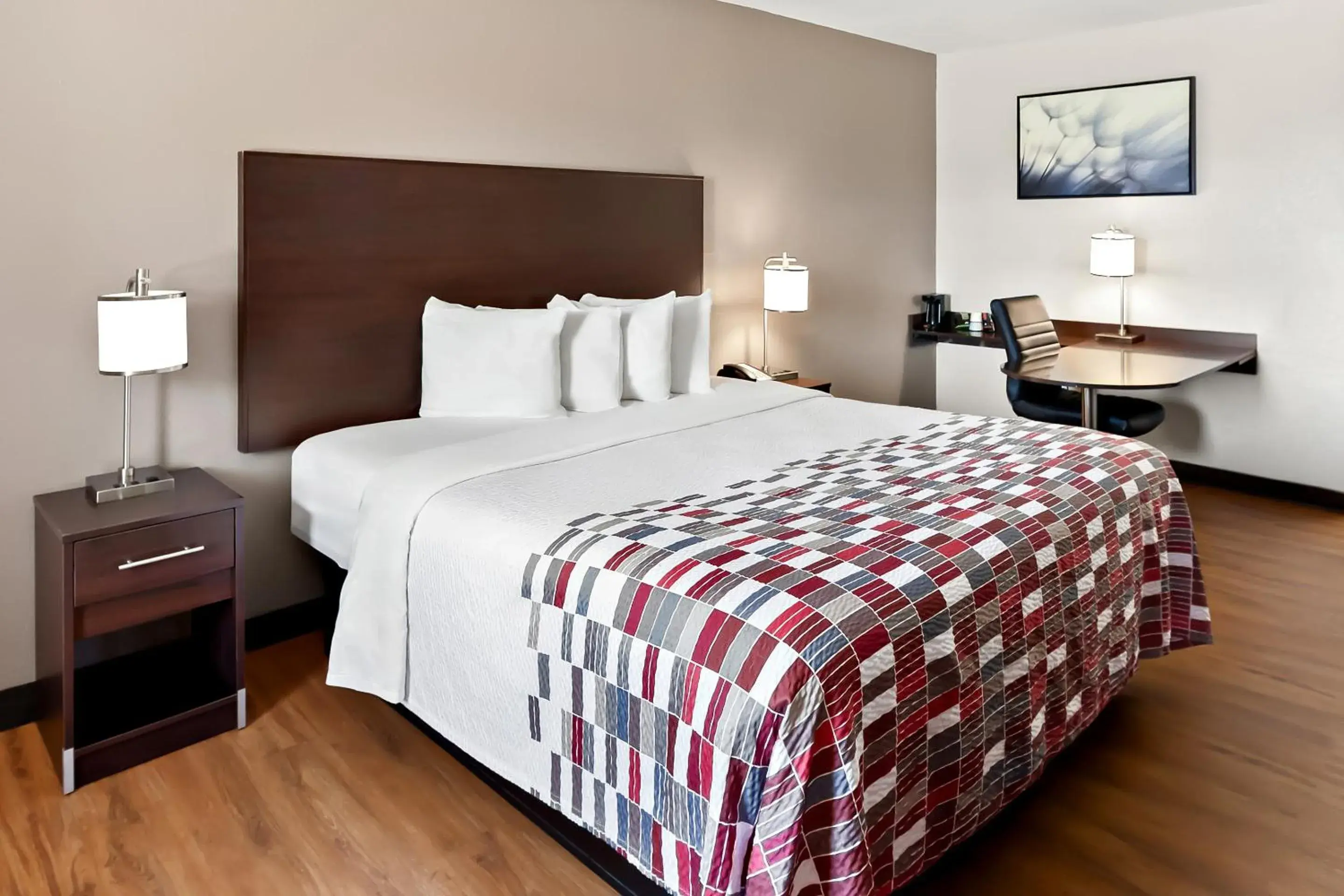 Superior King Room Smoking in Red Roof Inn Muscle Shoals Superior King Room Smoking in Red Roof Inn Muscle Shoals