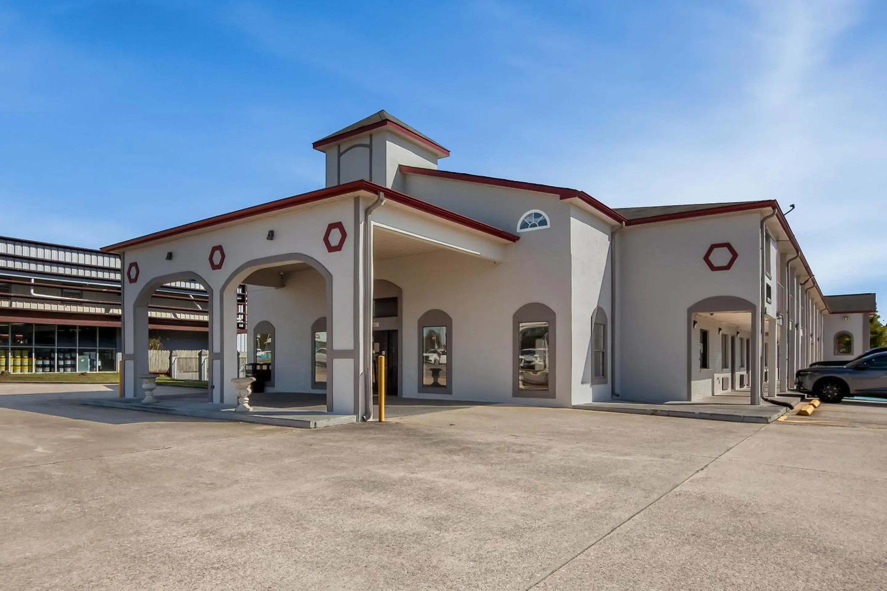 Property building in Red Roof Inn Muscle Shoals Property building in Red Roof Inn Muscle Shoals
