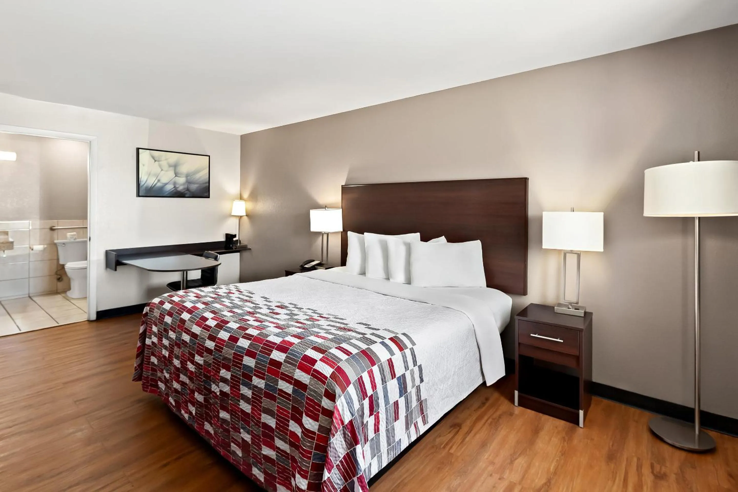 Bedroom, Bed in Red Roof Inn Muscle Shoals