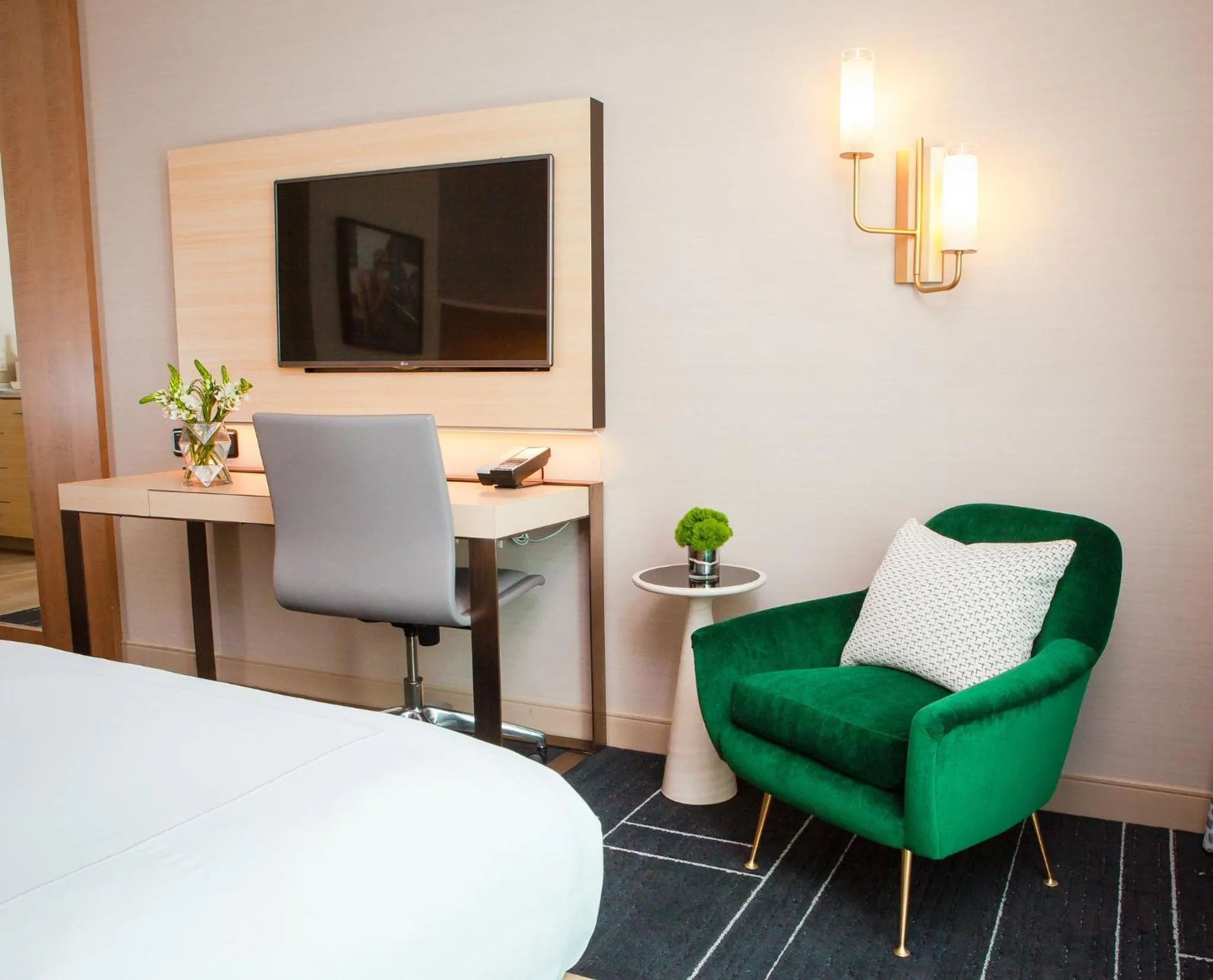 Photo of the whole room in Kimpton Hotel Wilshire by IHG