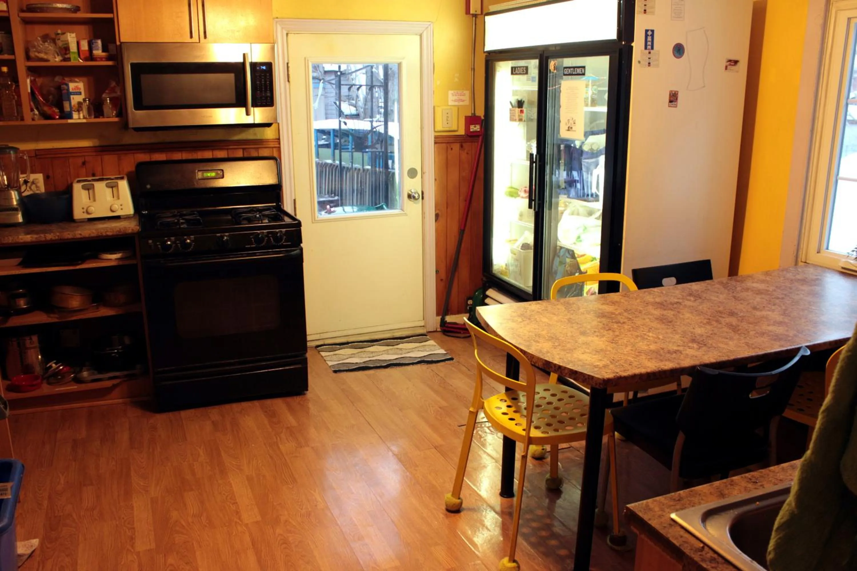Communal kitchen in Ottawa Backpackers Inn