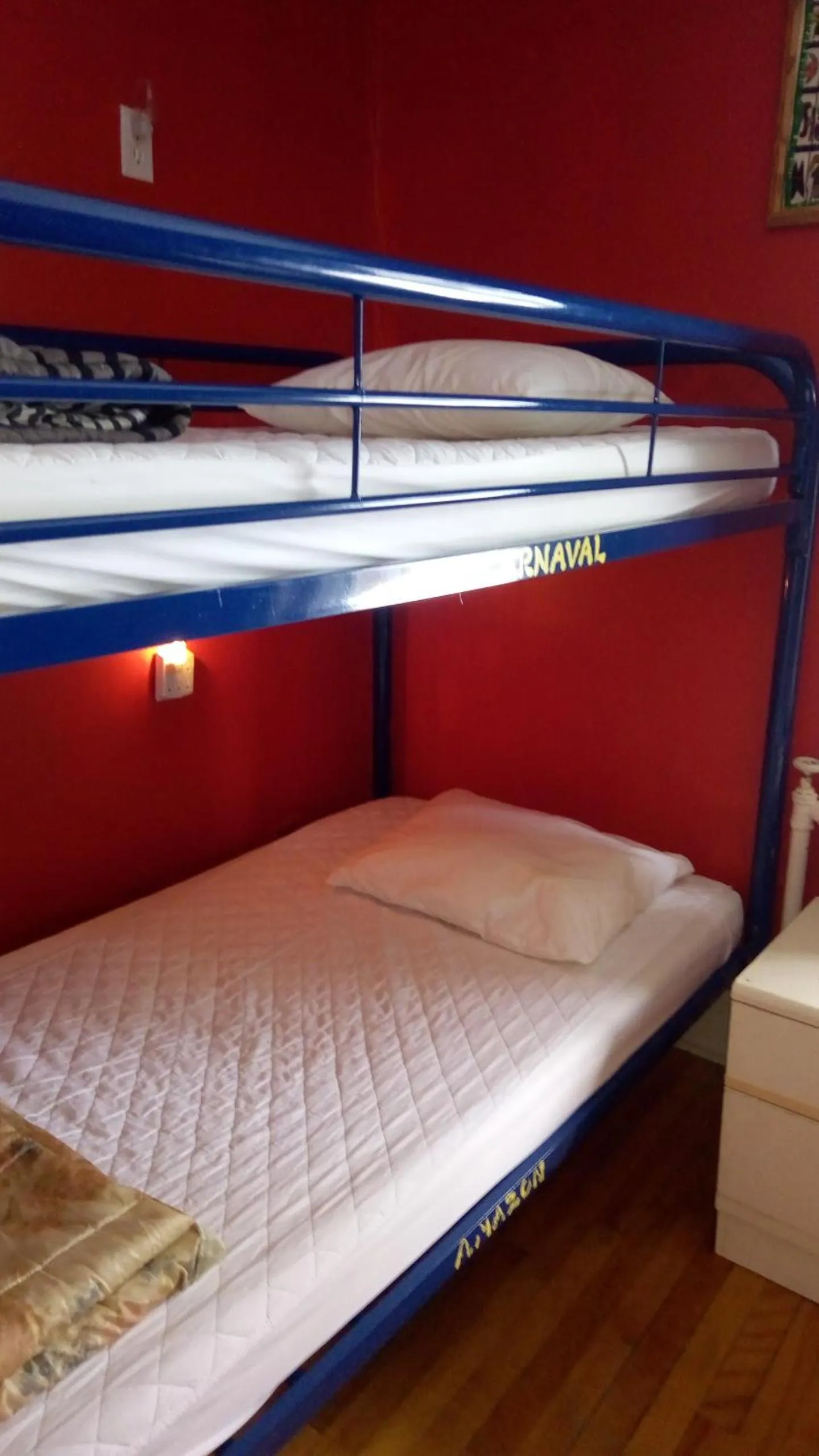 bunk bed, Bed in Ottawa Backpackers Inn