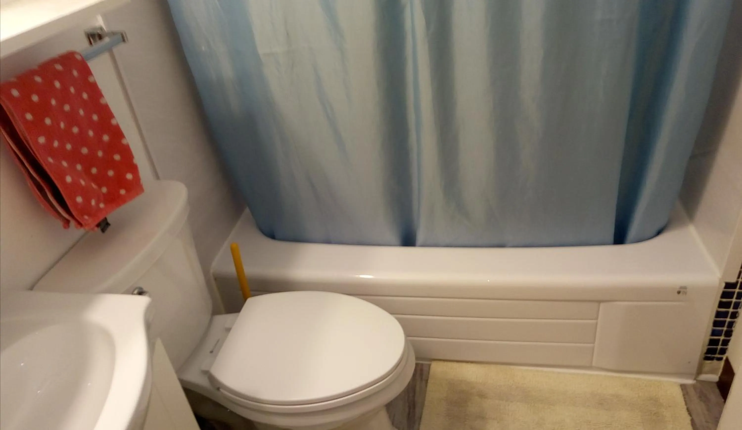 Bathroom in Ottawa Backpackers Inn