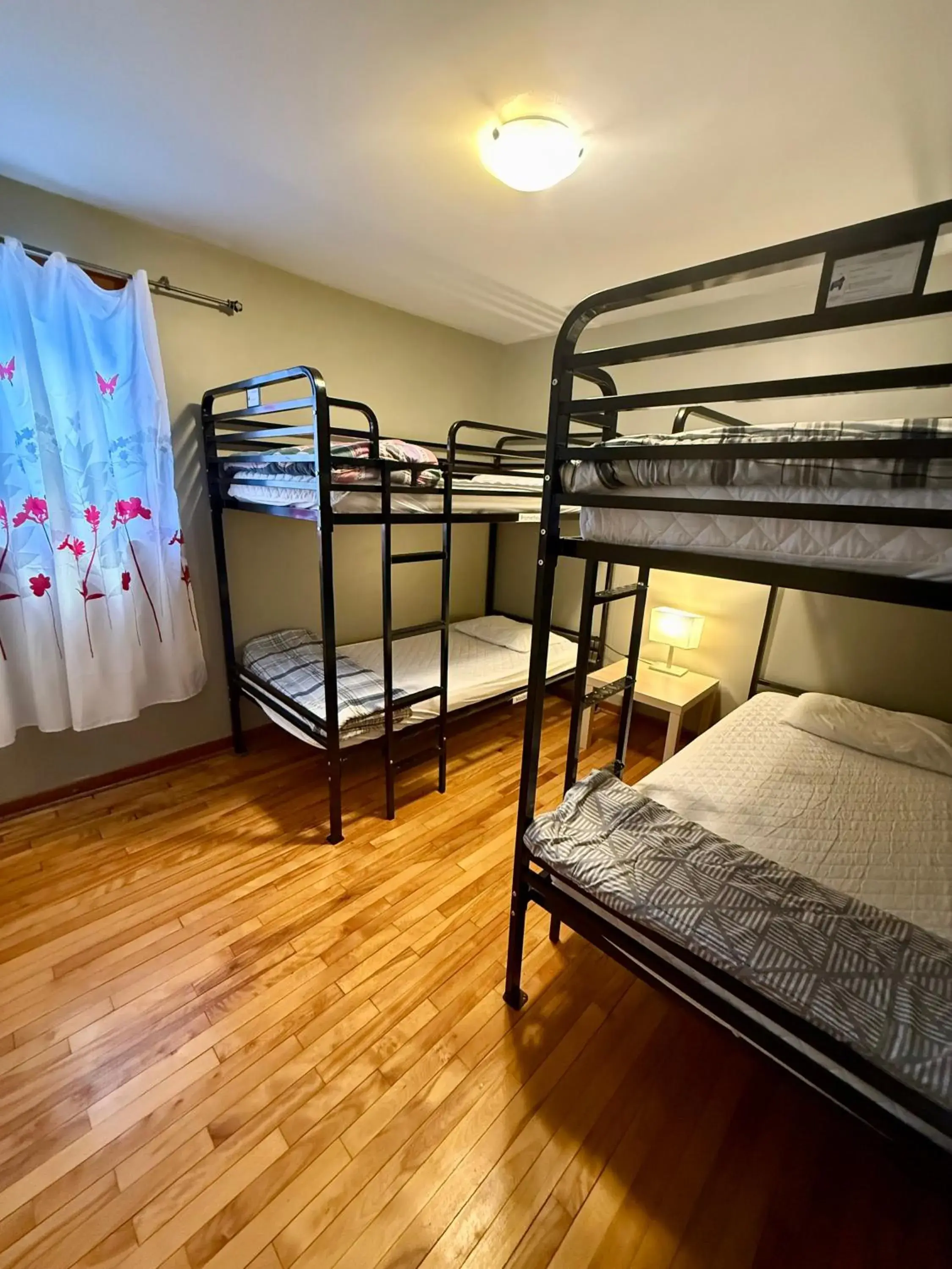 Quadruple Room in Ottawa Backpackers Inn Quadruple Room in Ottawa Backpackers Inn
