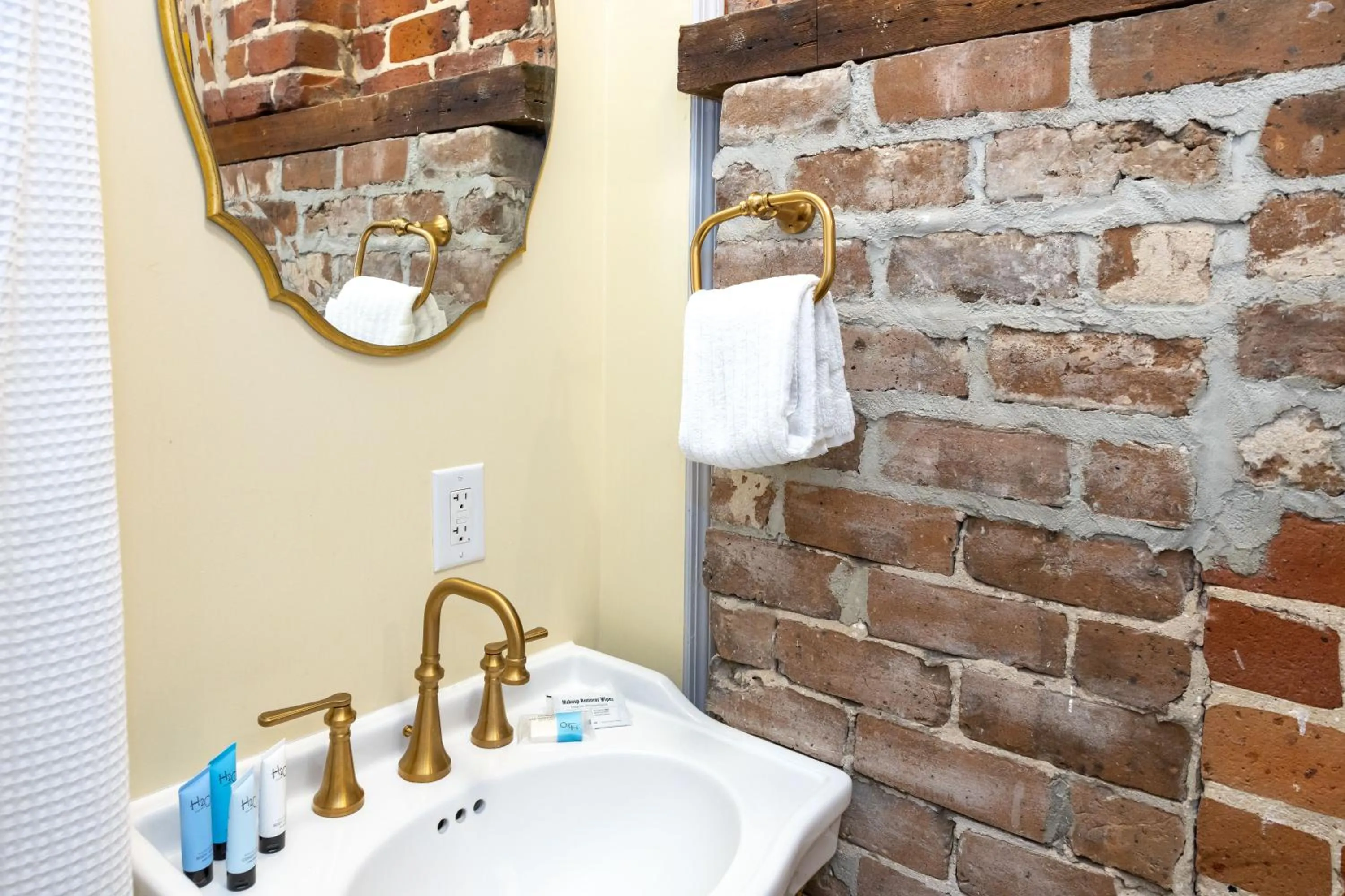 Bathroom in Eliza Thompson House, Historic Inns of Savannah Collection