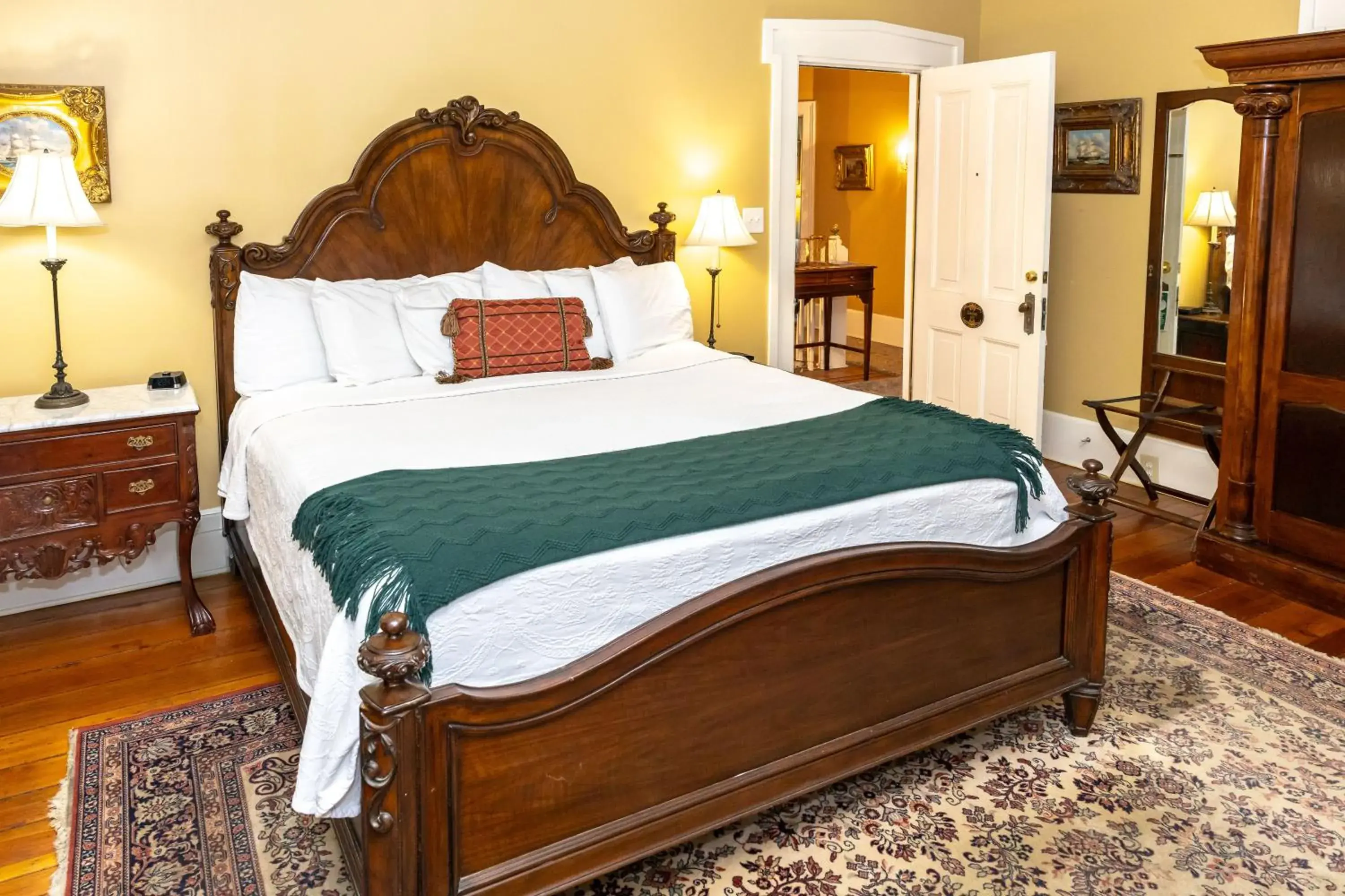 Lindsey Room - Luxury Main House King in Eliza Thompson House, Historic Inns of Savannah Collection Lindsey Room - Luxury Main House King in Eliza Thompson House, Historic Inns of Savannah Collection