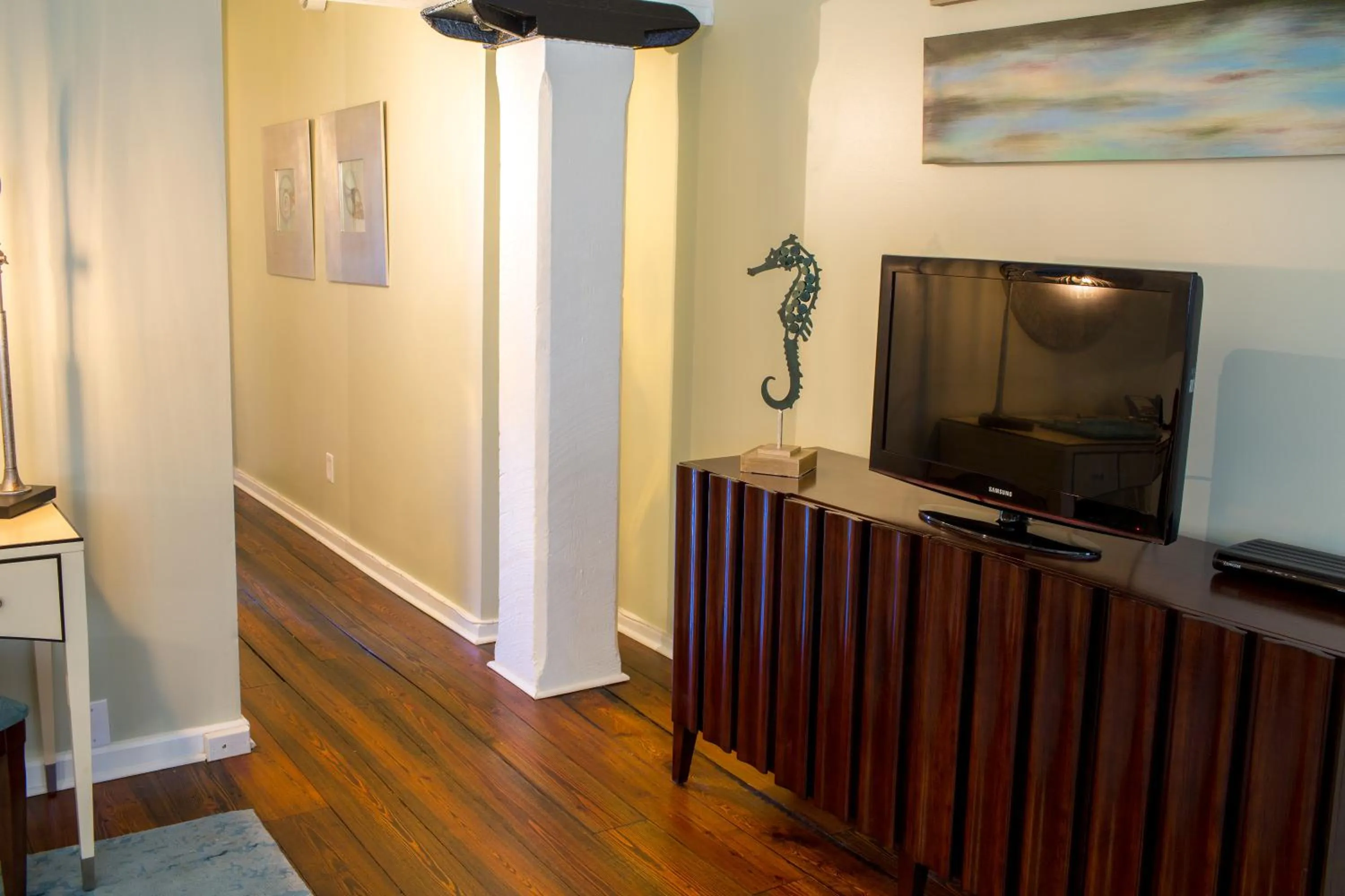 Photo of the whole room in Olde Harbour Inn, Historic Inns of Savannah Collection