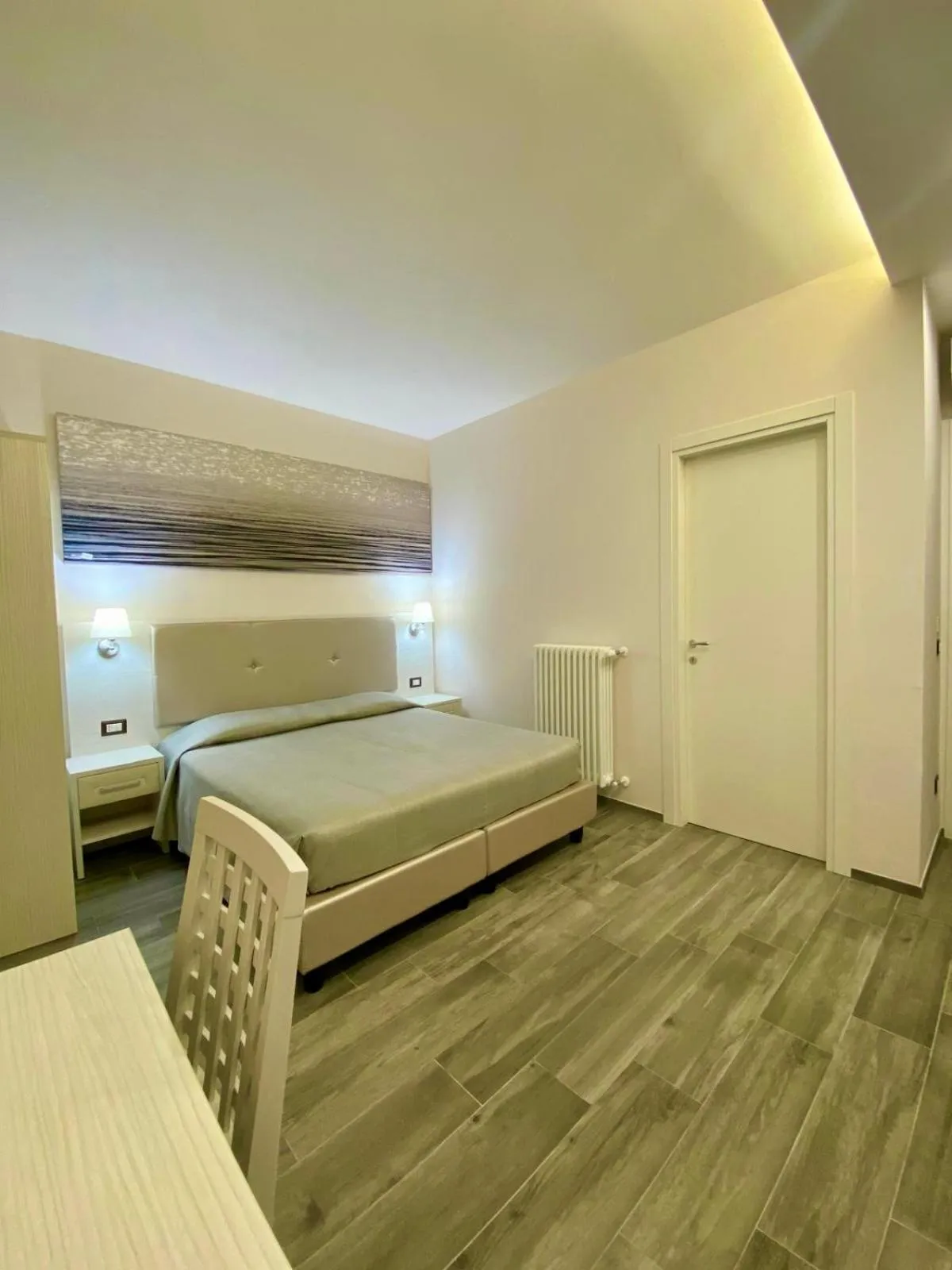 Bedroom, Bed in Green Door