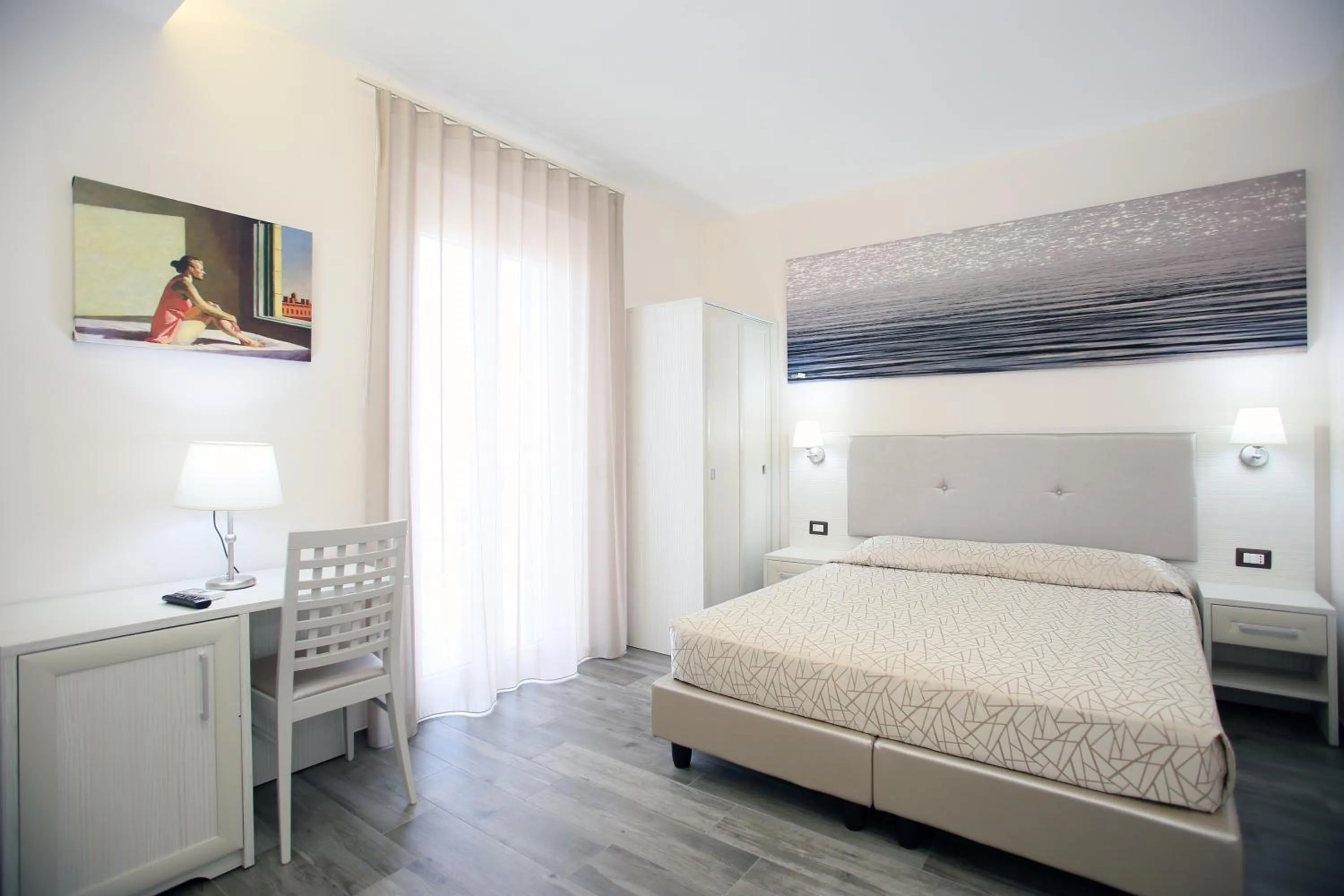 Bedroom, Bed in Green Door