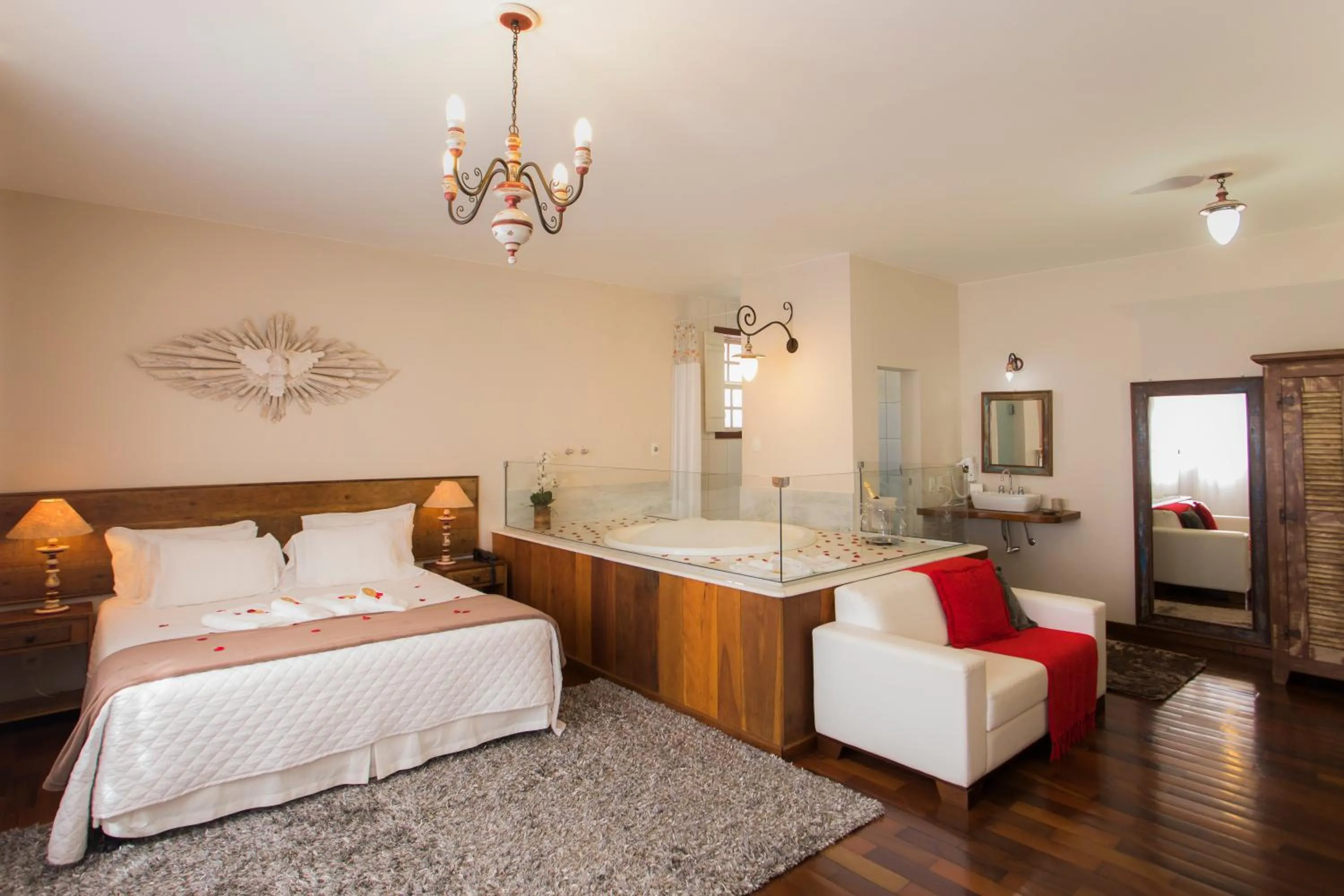 Hot Tub, Bed in Pousada Ouro de Minas