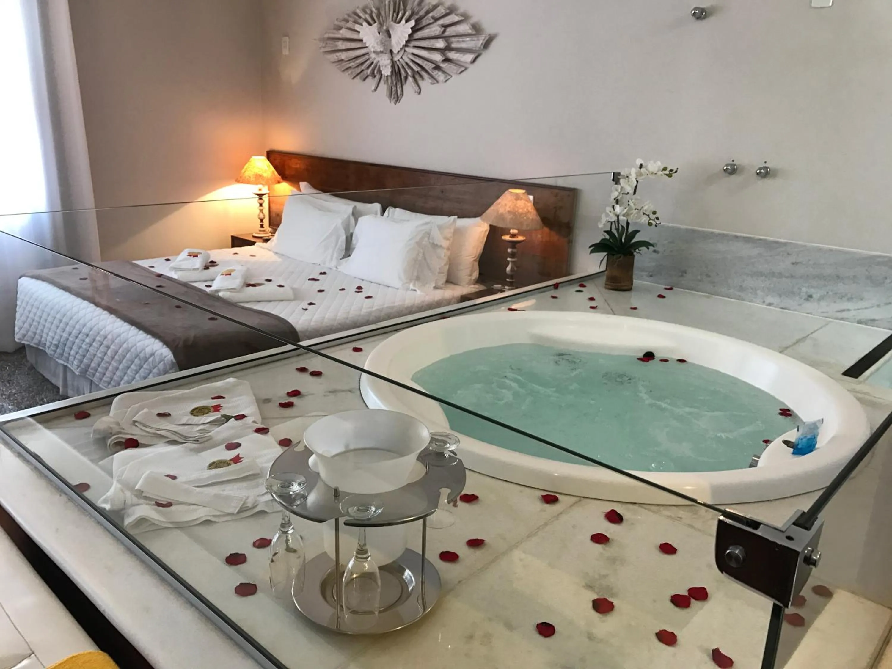 Hot Tub, Bed in Pousada Ouro de Minas