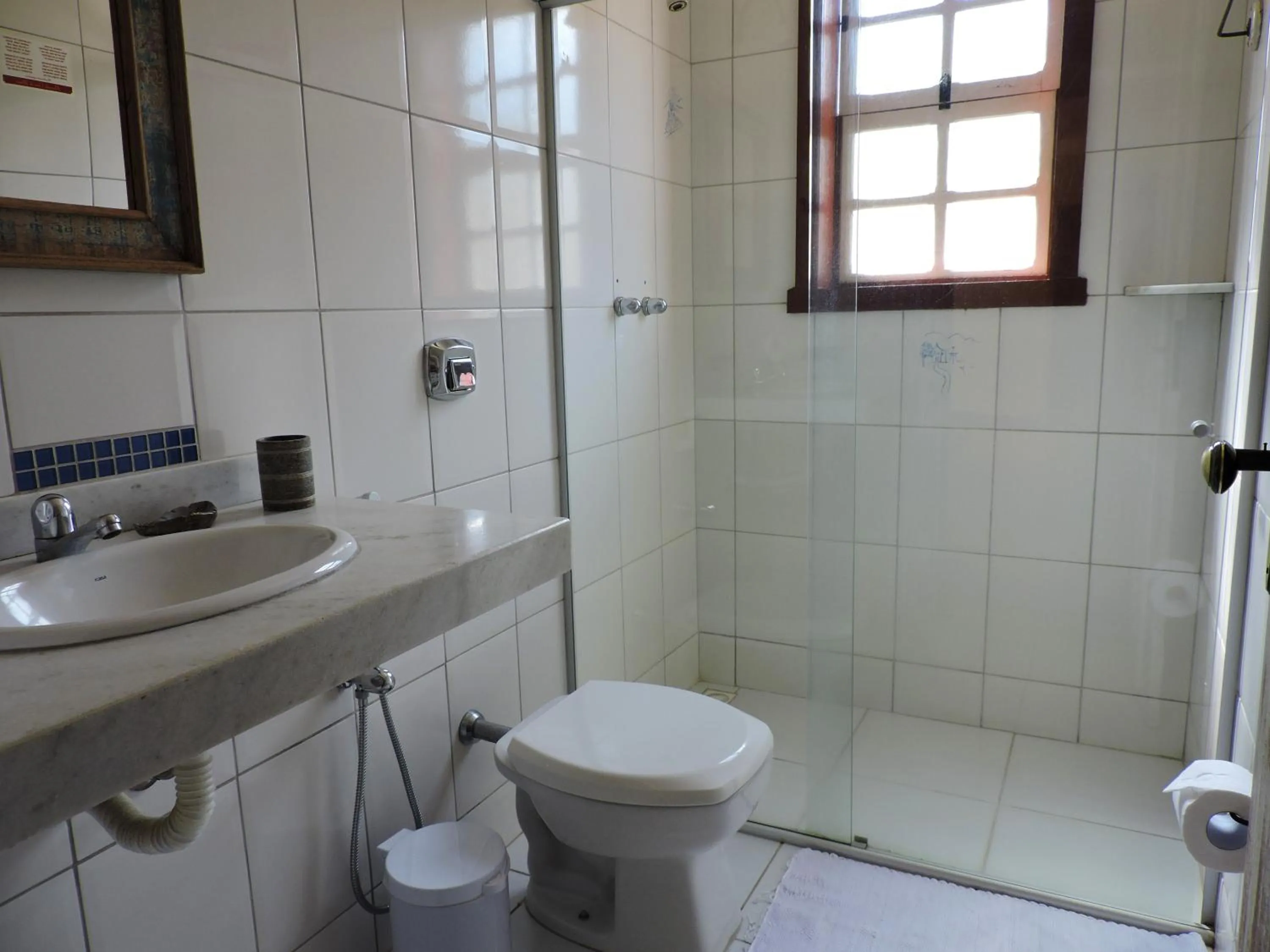Toilet in Pousada Ouro de Minas