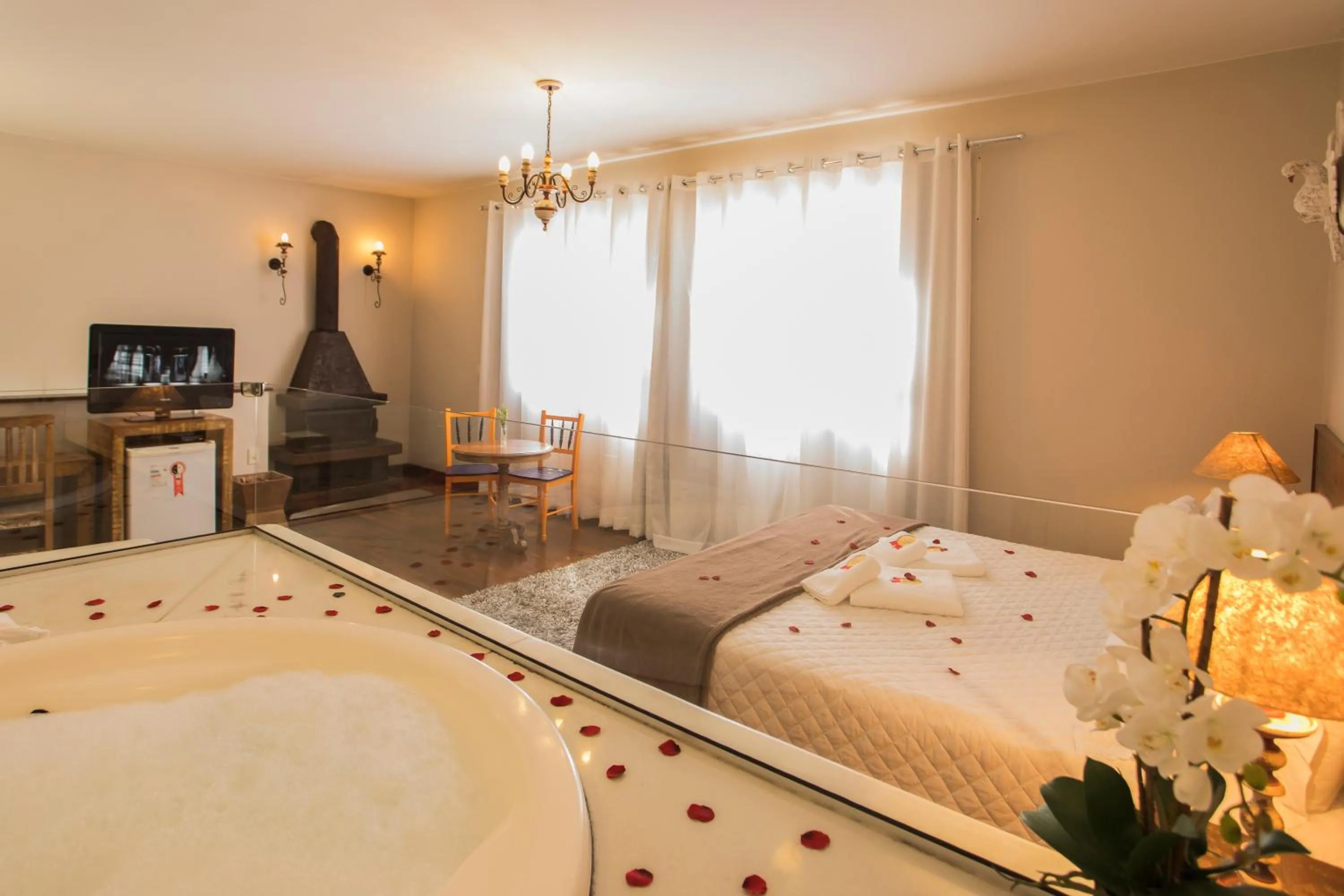Hot Tub, Bed in Pousada Ouro de Minas