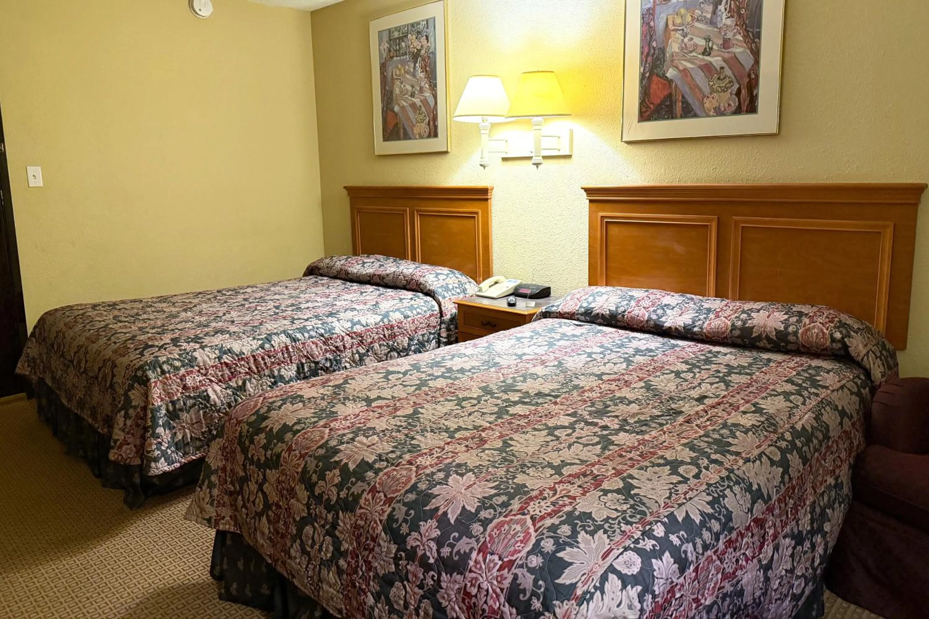 Bedroom, Bed in Fairview Inn Hesston Near Wichita
