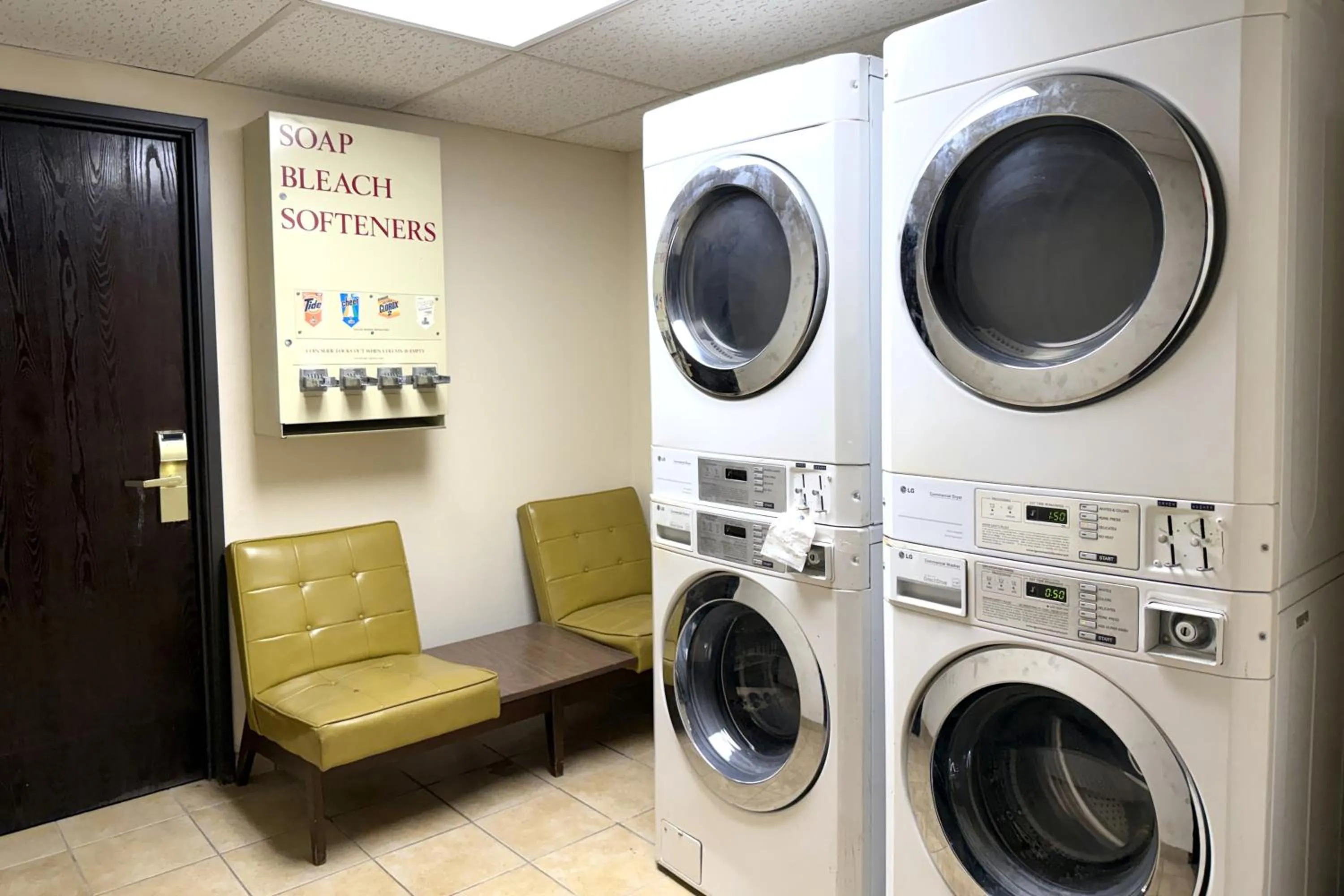 Seating area in Fairview Inn Hesston Near Wichita