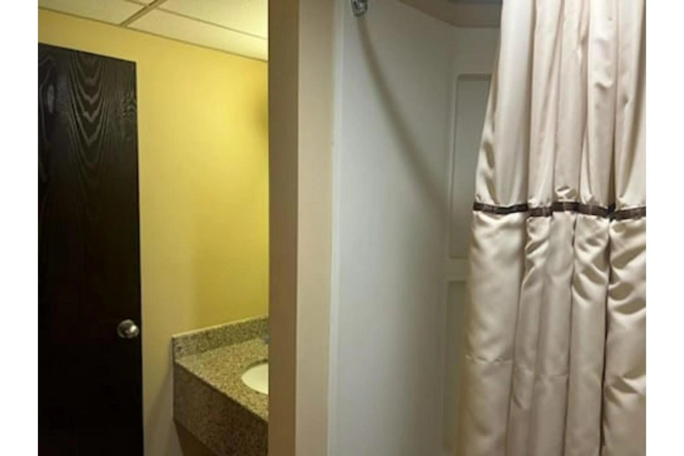 Bathroom in Fairview Inn By OYO Hesston I-135