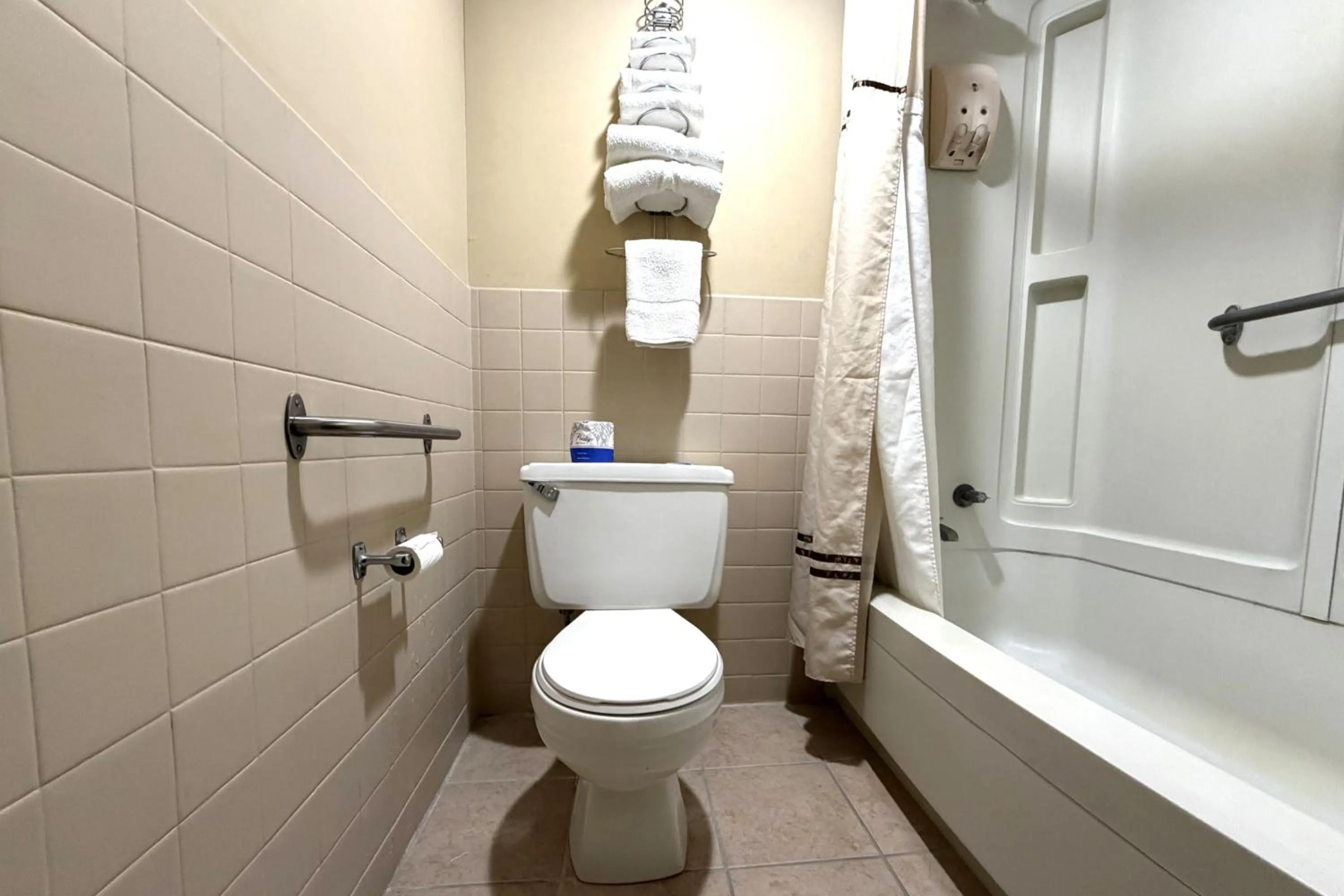 Bathroom in Fairview Inn Hesston Near Wichita