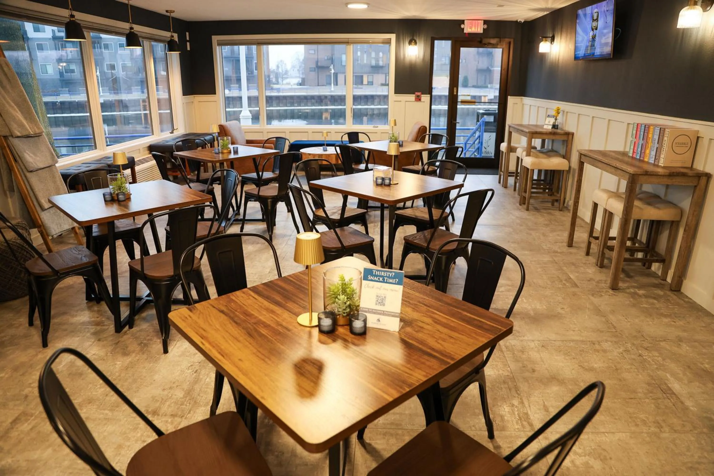 Dining area in Harbor Winds Hotel