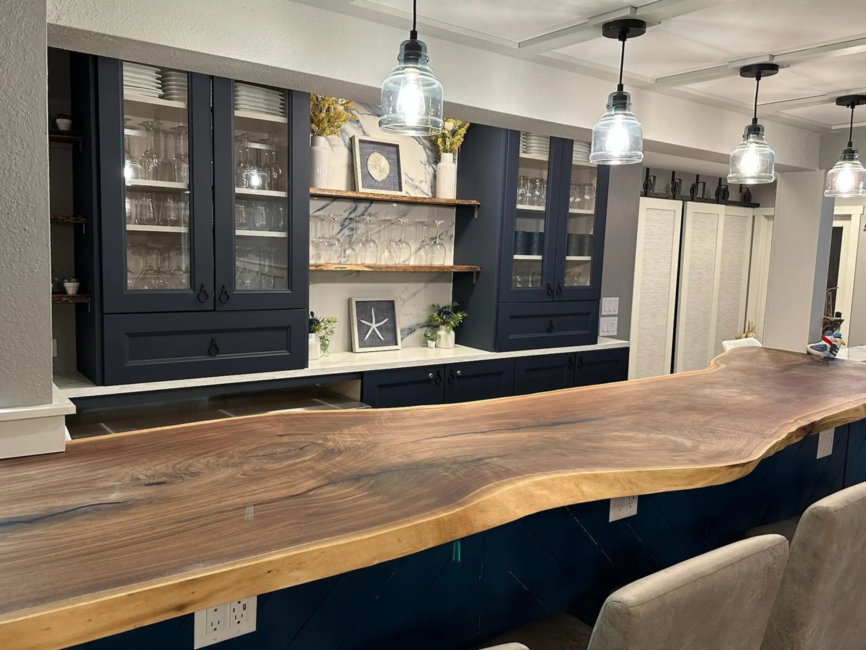 Lounge or bar in Harbor Winds Hotel Lounge or bar in Harbor Winds Hotel