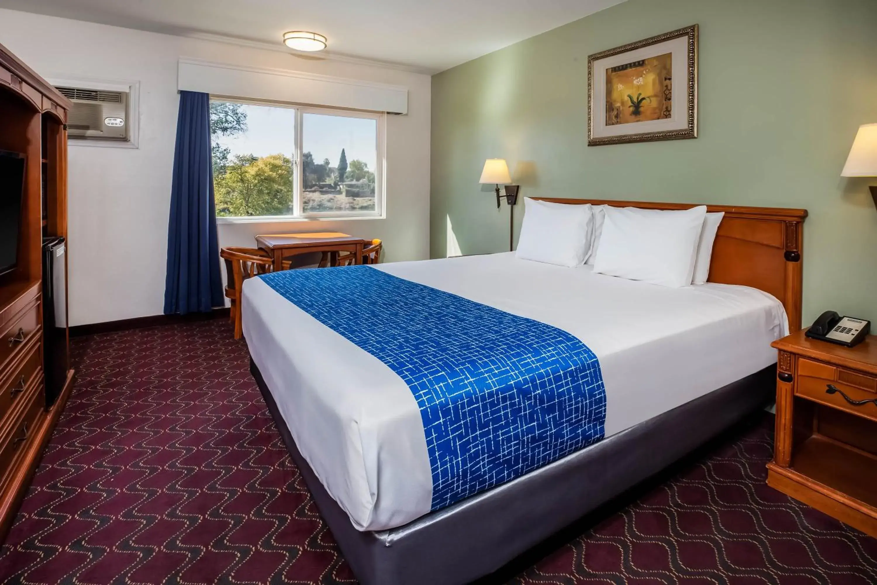 River view, Bed in Travelodge by Wyndham Red Bluff South of Redding River view, Bed in Travelodge by Wyndham Red Bluff South of Redding