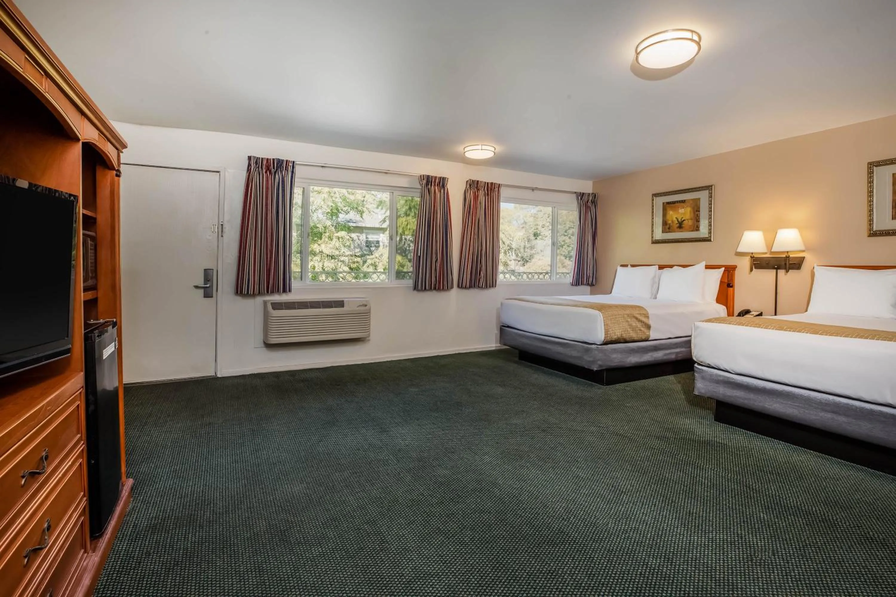 Photo of the whole room, Bed in Travelodge by Wyndham Red Bluff South of Redding