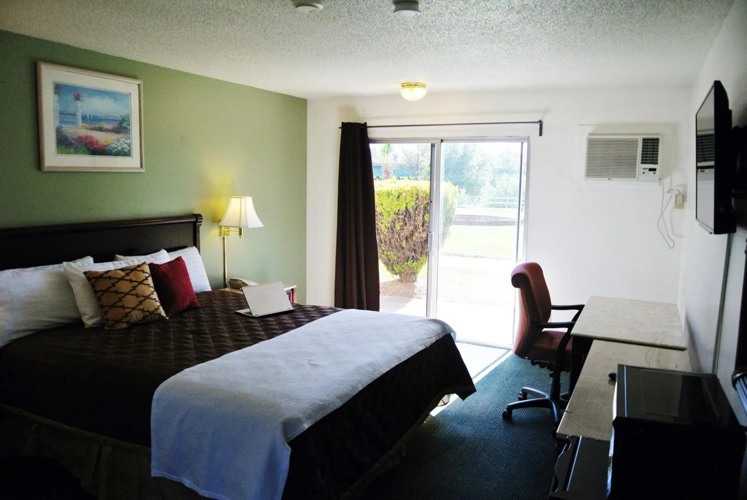 Patio, Bed in Travelodge by Wyndham Red Bluff South of Redding