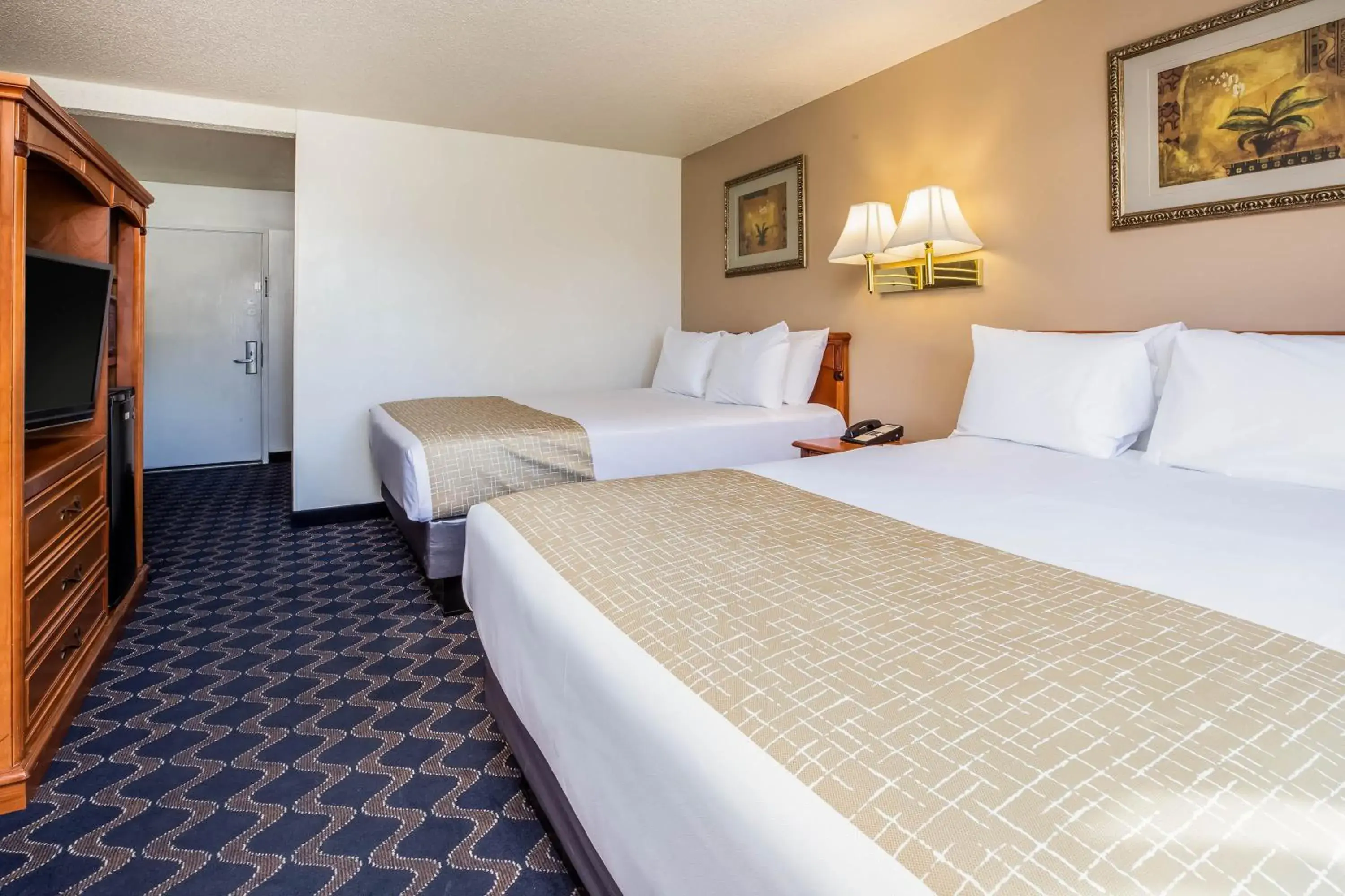 Photo of the whole room, Bed in Travelodge by Wyndham Red Bluff South of Redding Photo of the whole room, Bed in Travelodge by Wyndham Red Bluff South of Redding