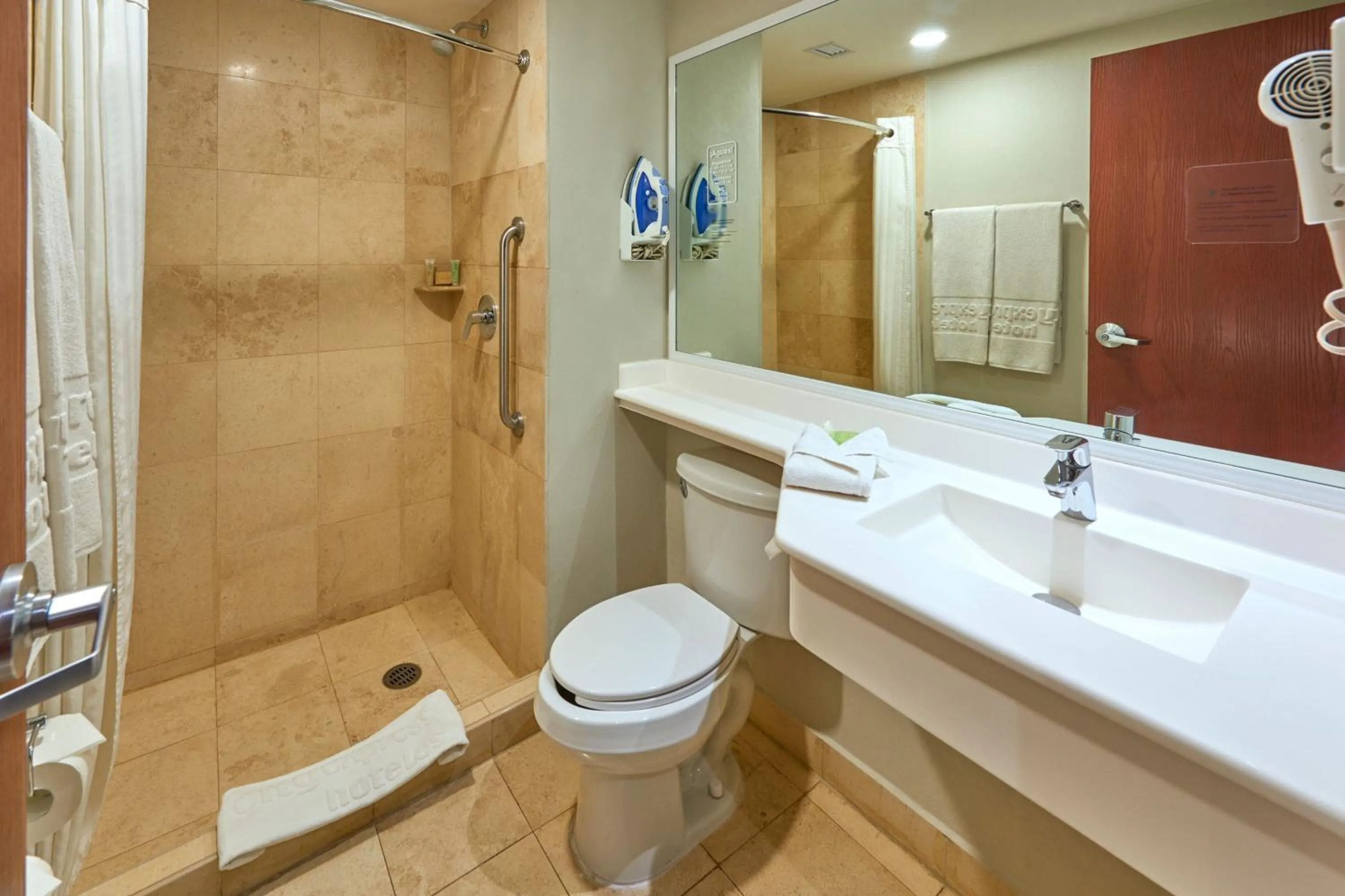 Bathroom in City Express by Marriott Ciudad Juárez