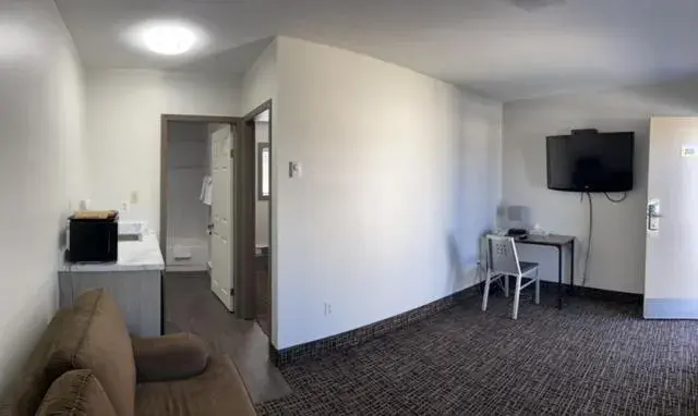 Communal lounge/ TV room in Super 8 by Wyndham Penticton Communal lounge/ TV room in Super 8 by Wyndham Penticton