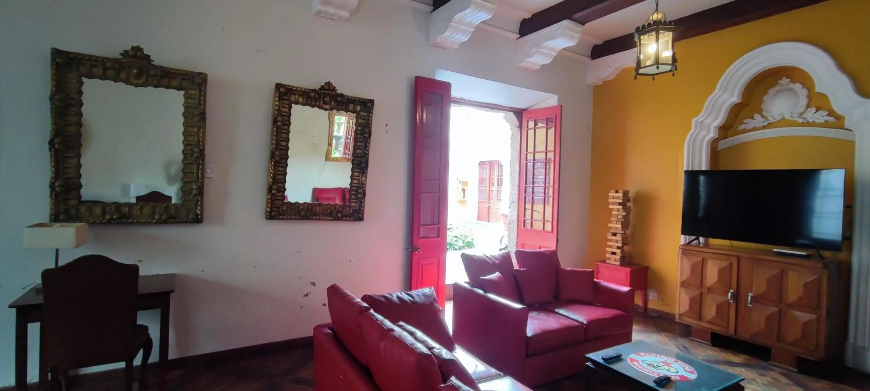 Communal lounge/ TV room in Flying Dog Hostel Arequipa