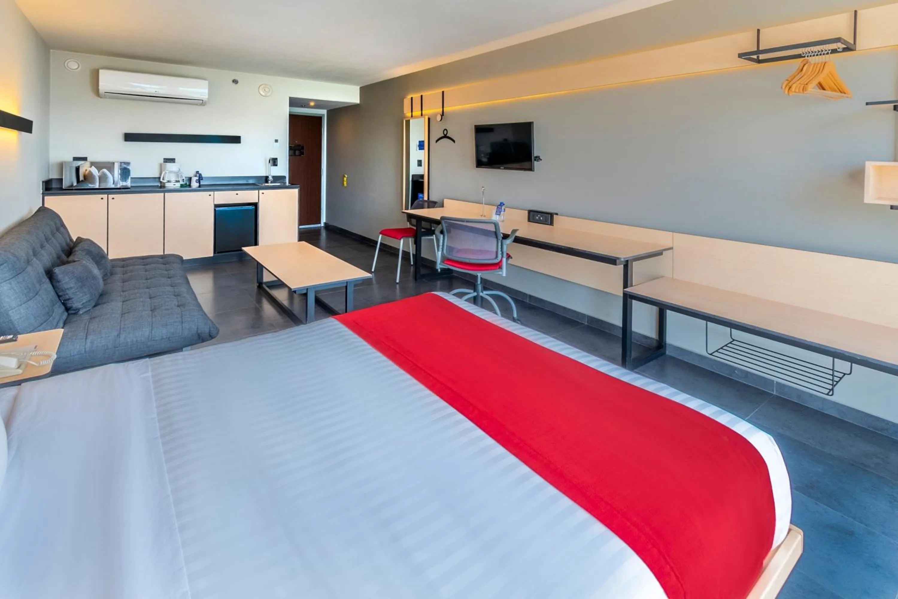 Photo of the whole room, Bed in City Express by Marriott Tampico