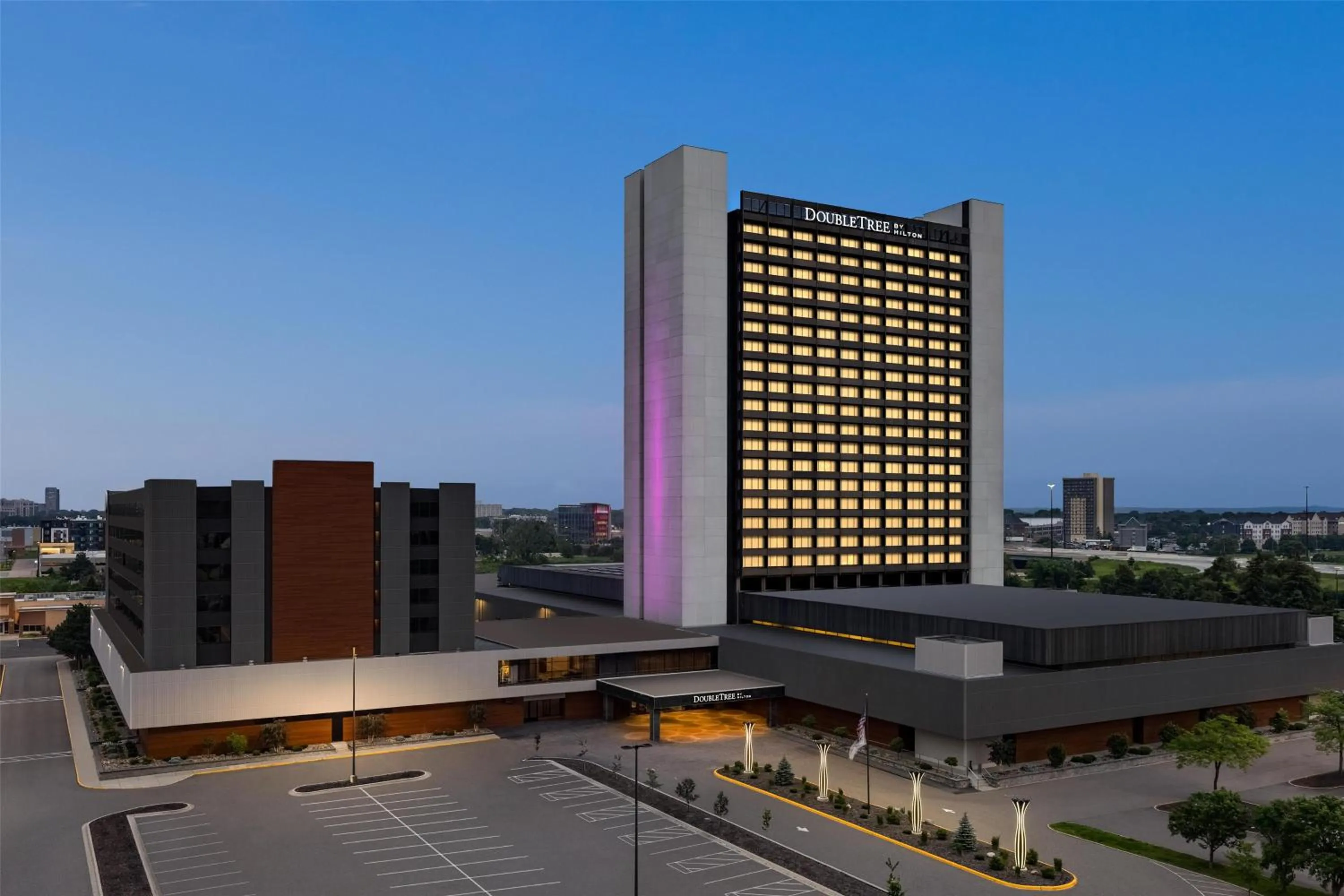 Property building in DoubleTree by Hilton Bloomington Minneapolis South
