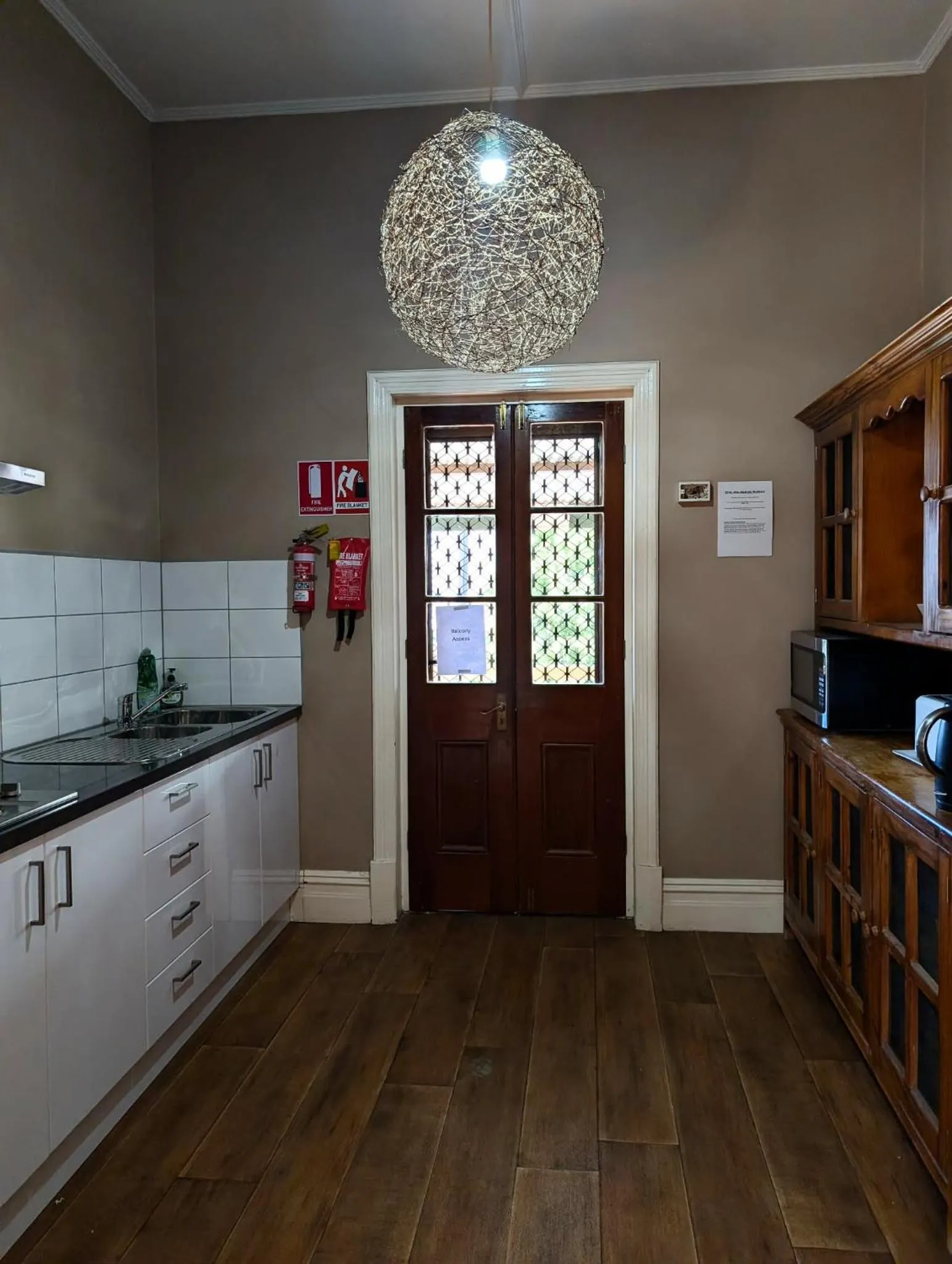 Communal kitchen in Balcony On Sixth Lodge