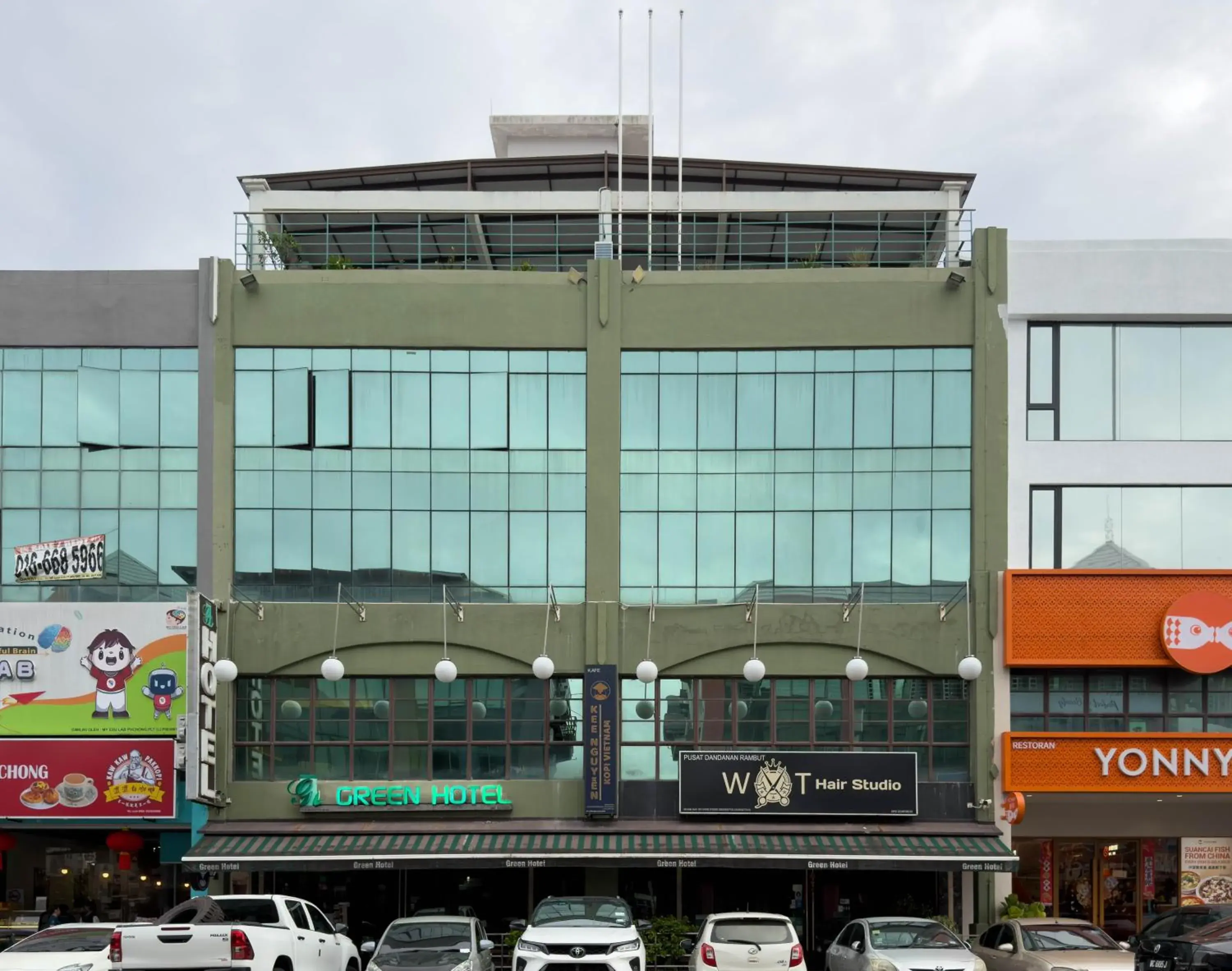Property building in Green Hotel Property building in Green Hotel