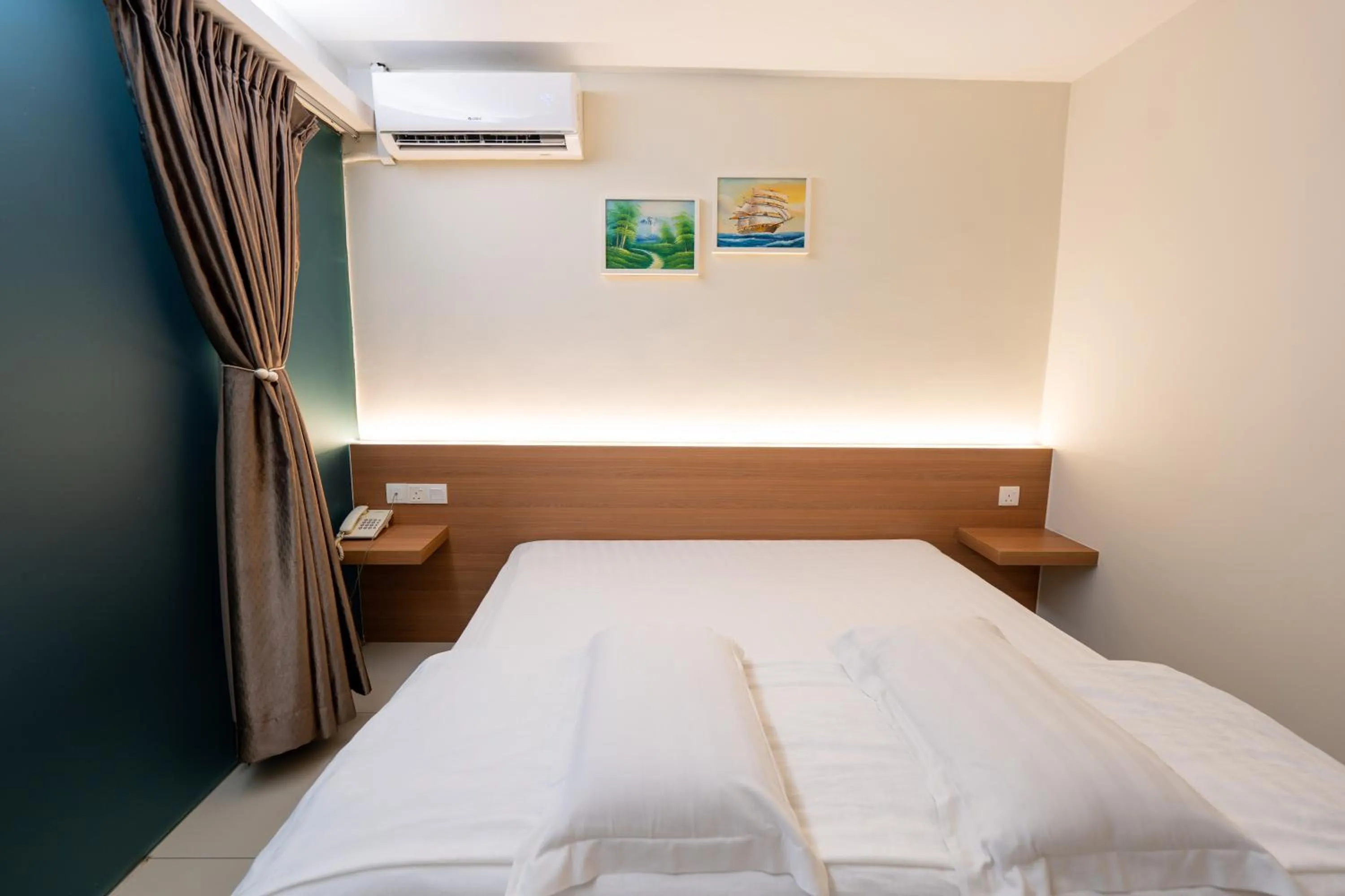 Bedroom, Bed in Green Hotel