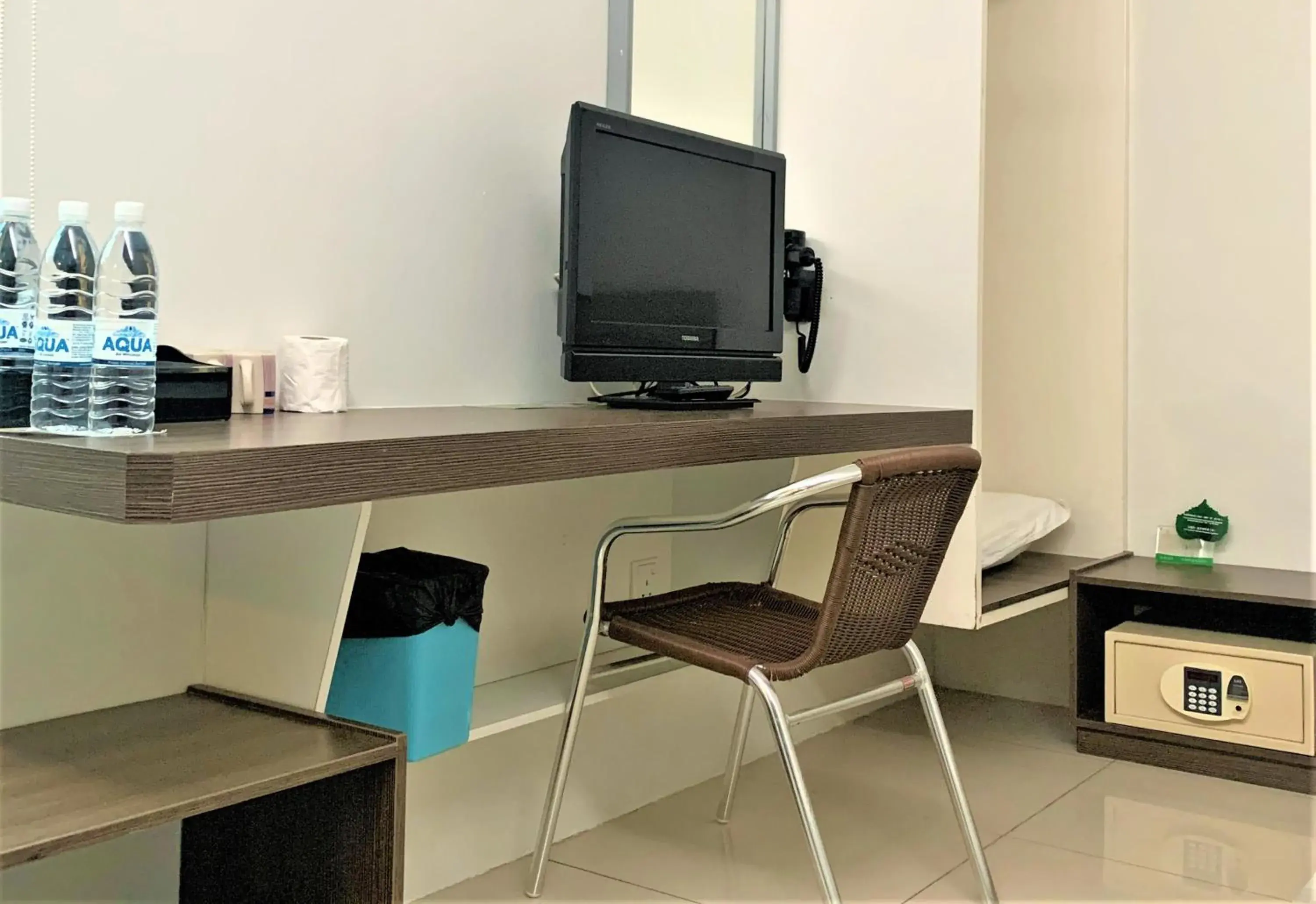 Bedroom, TV/Entertainment Center in Green Hotel