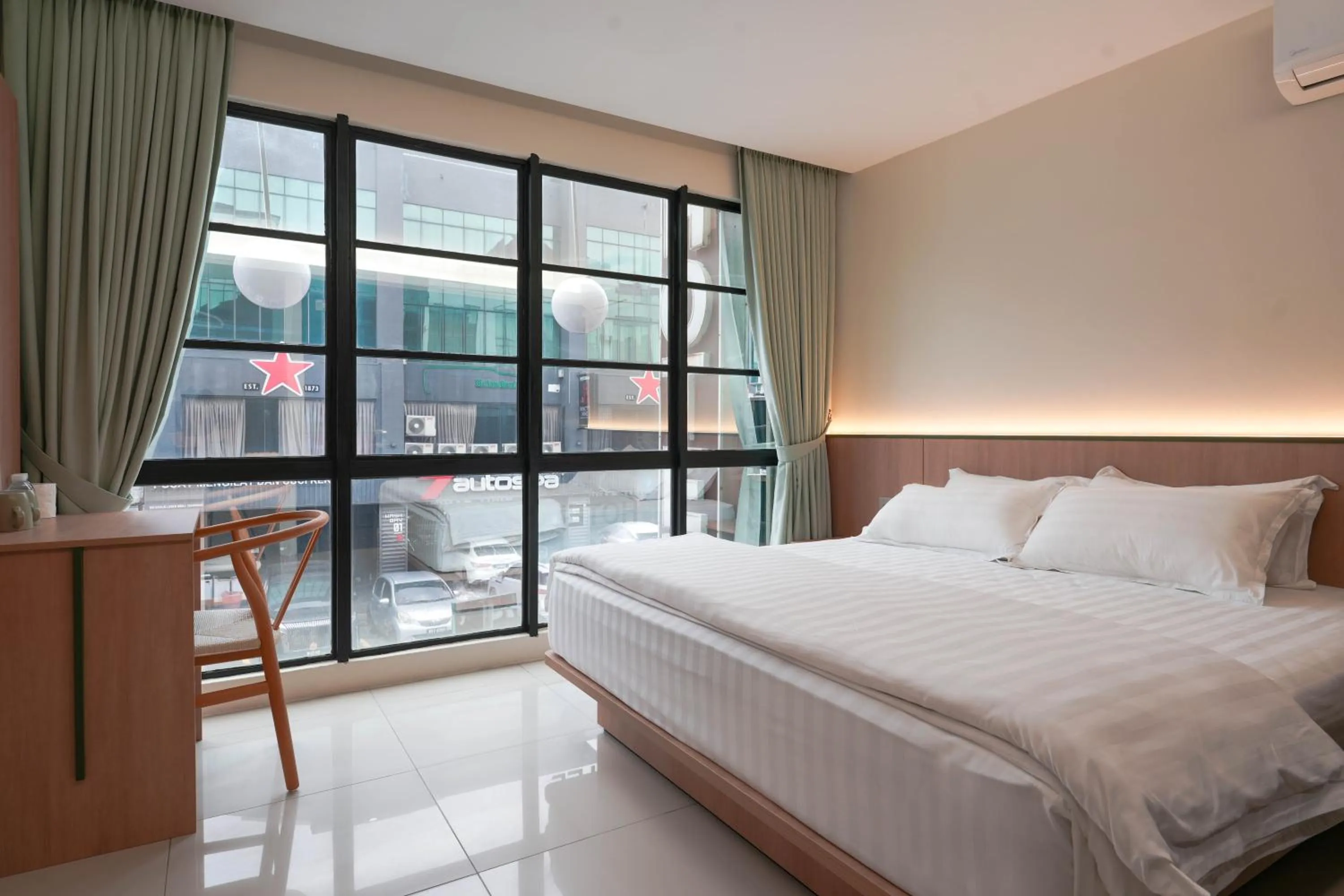 Bedroom, Bed in Green Hotel