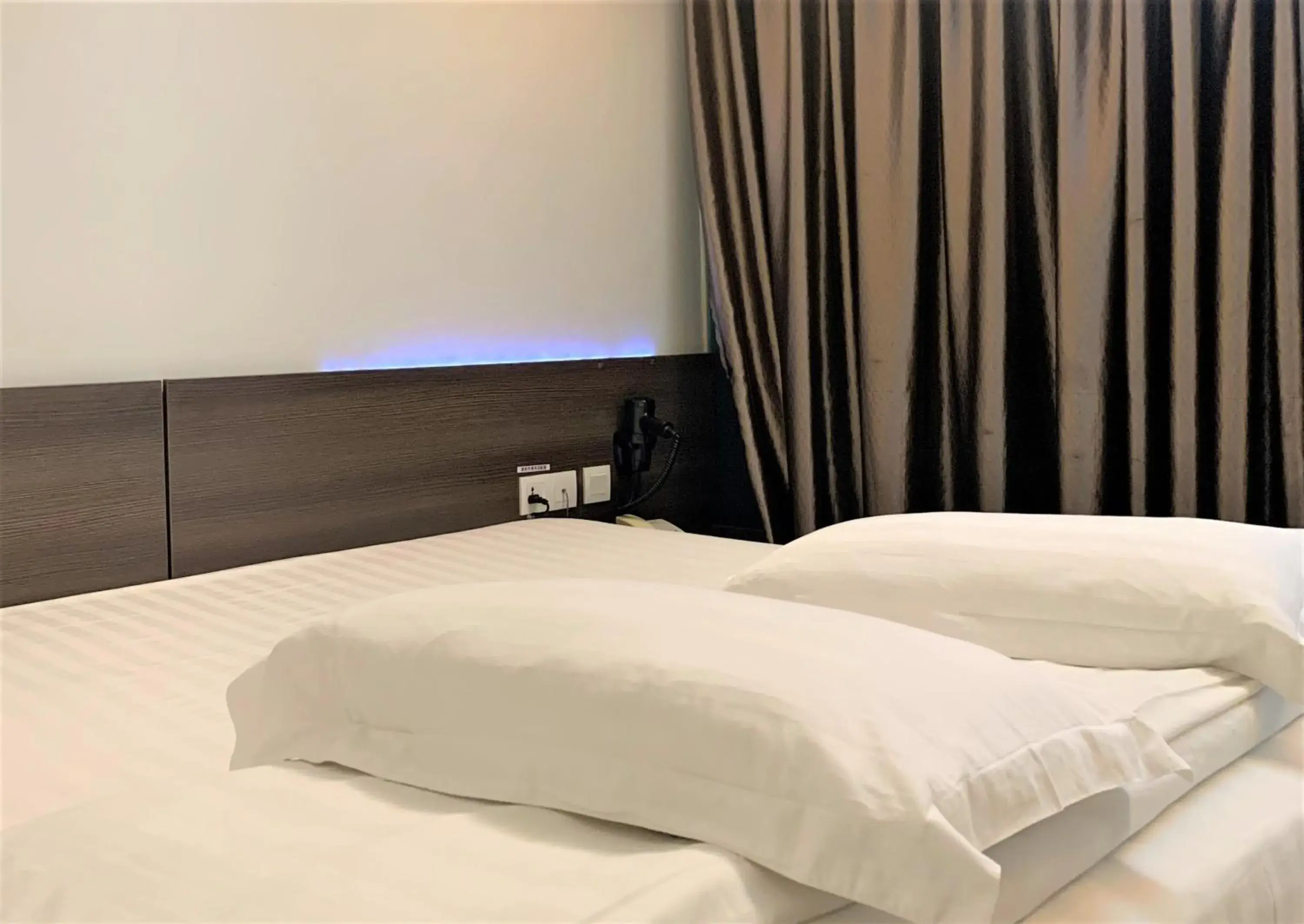 Bedroom, Bed in Green Hotel