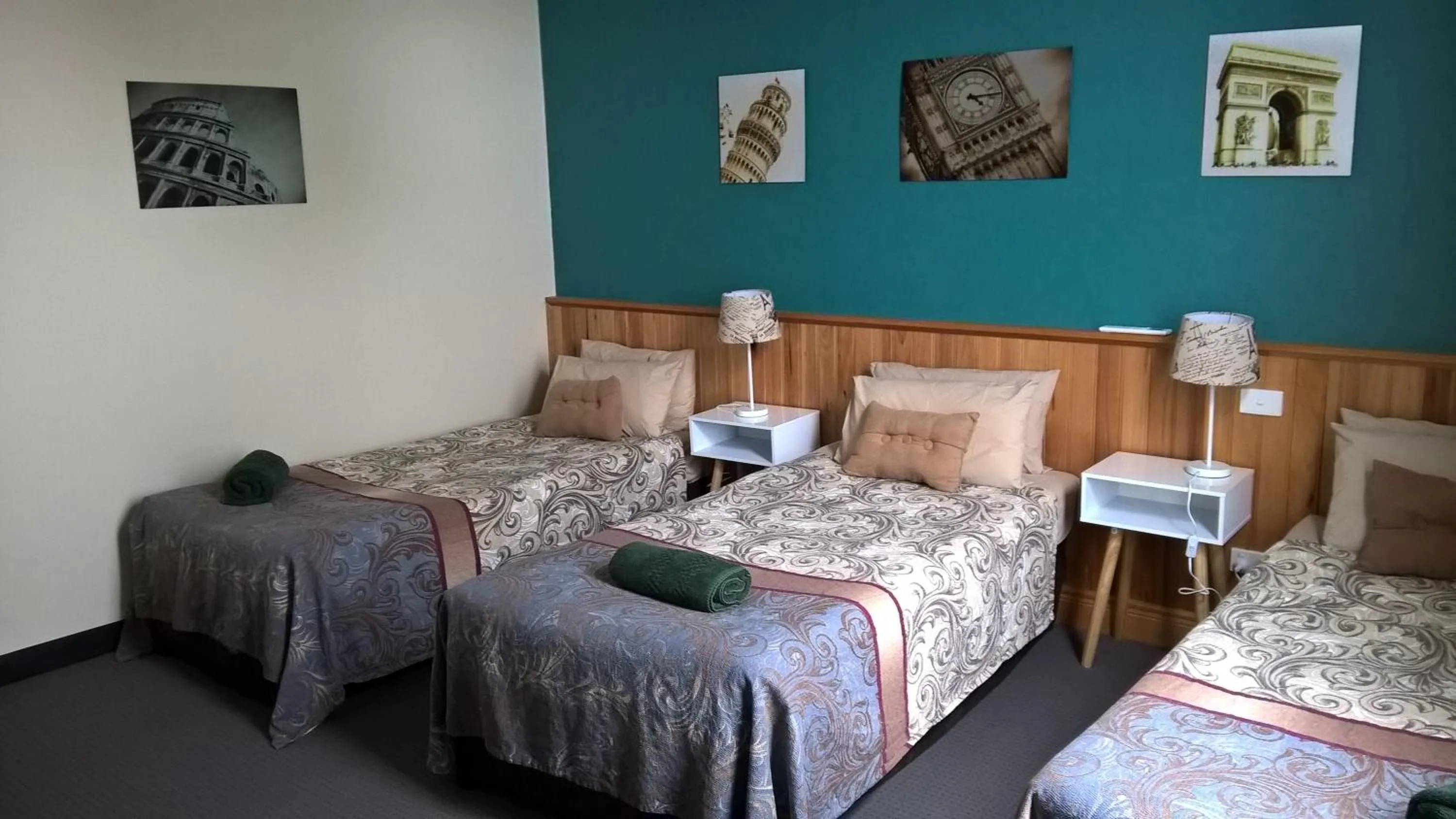 Bed in Moe Motor Inn - Contactless 24 hour Checkinn Available
