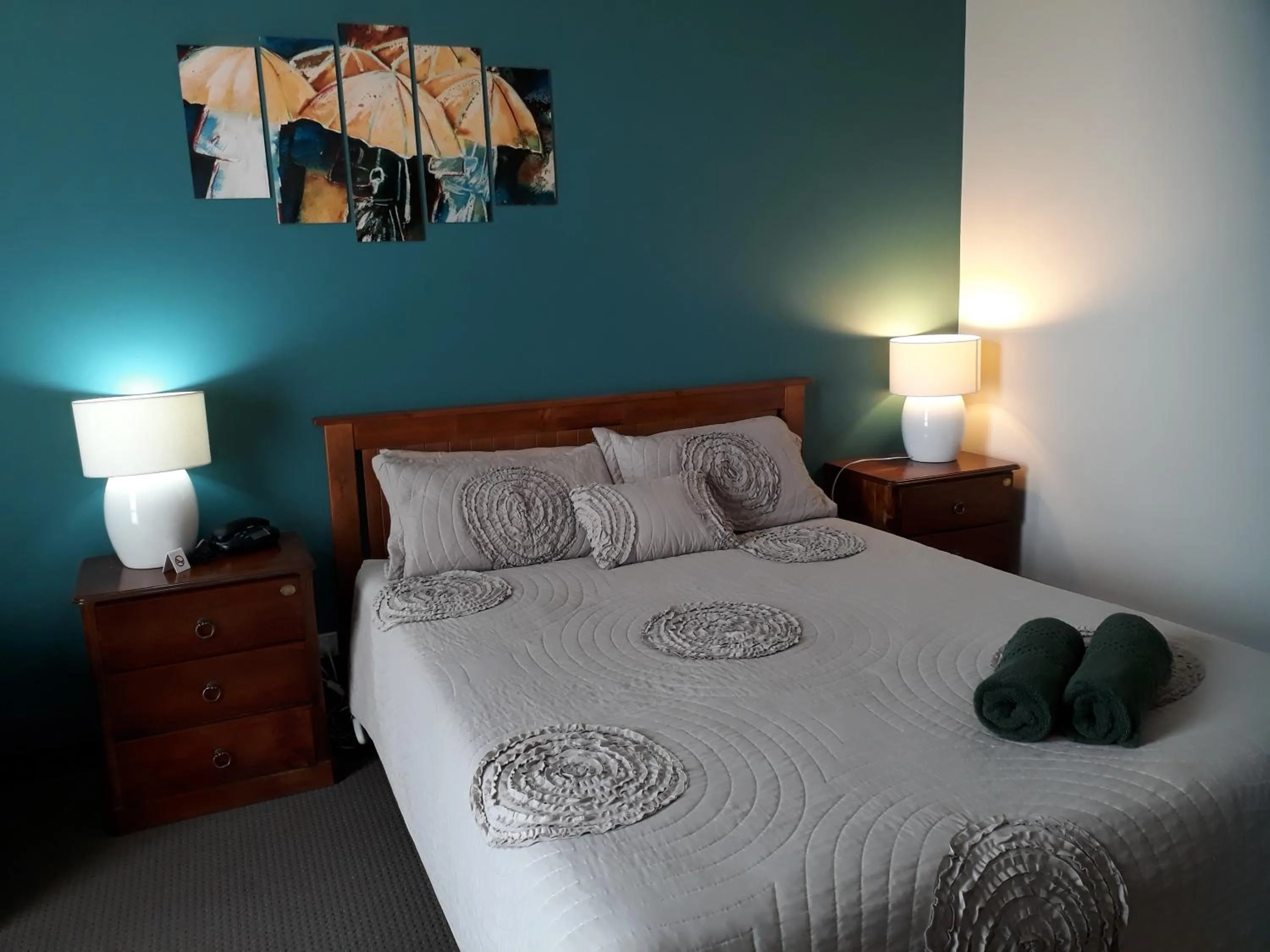 Bed in Moe Motor Inn - Contactless 24 hour Checkinn Available