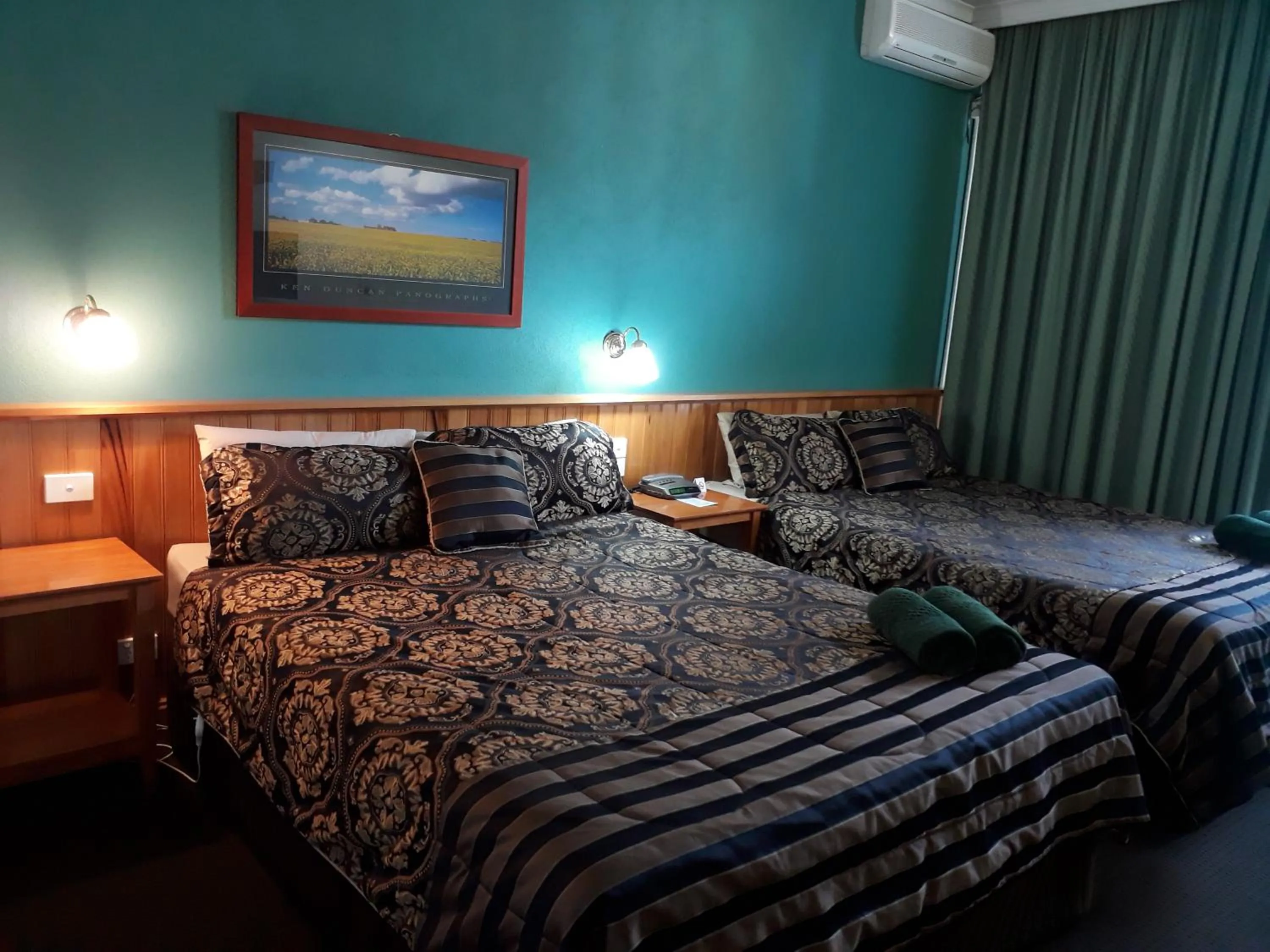 Bed in Moe Motor Inn - Contactless 24 hour Checkinn Available