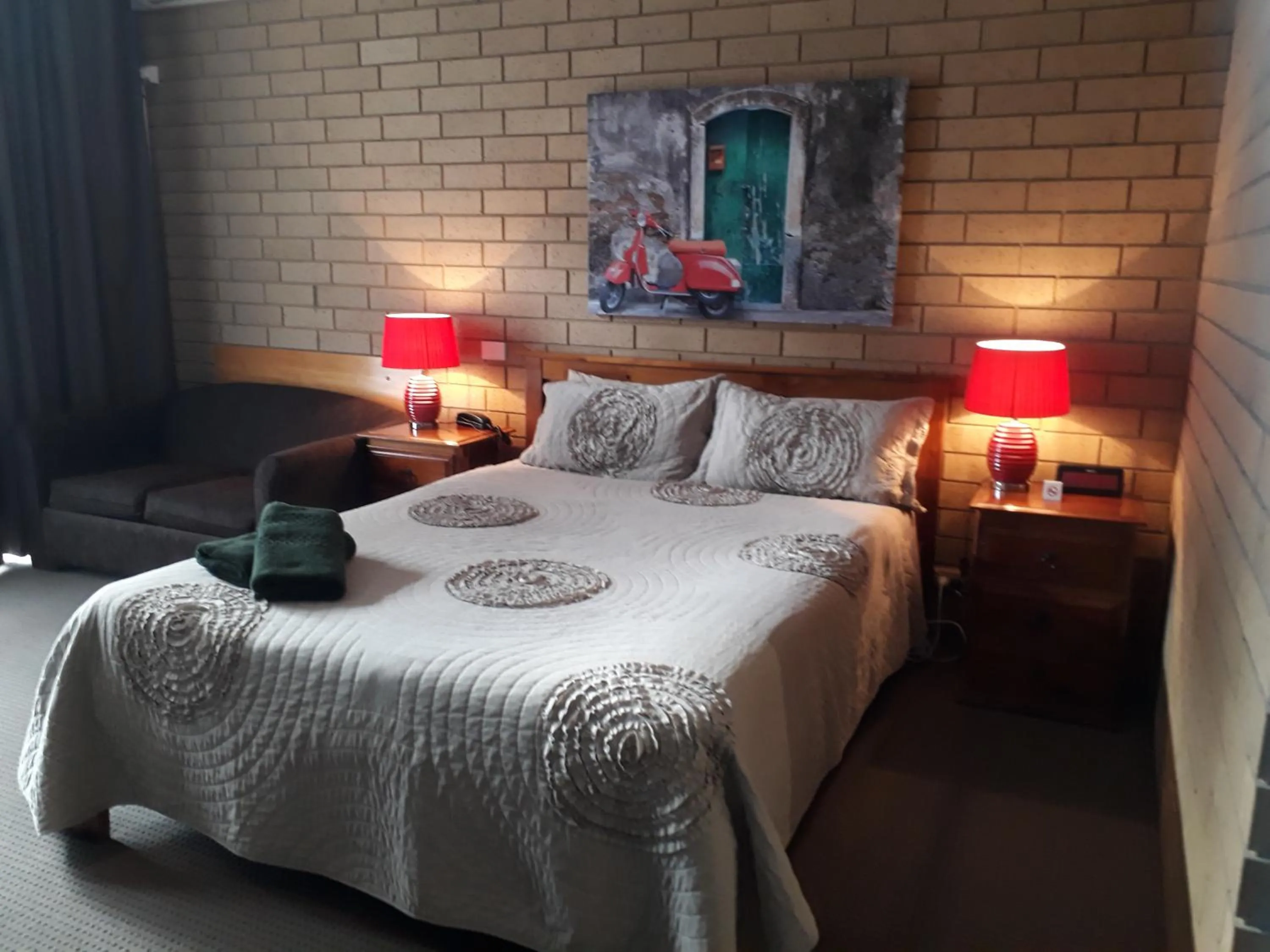 Bed in Moe Motor Inn - Contactless 24 hour Checkinn Available