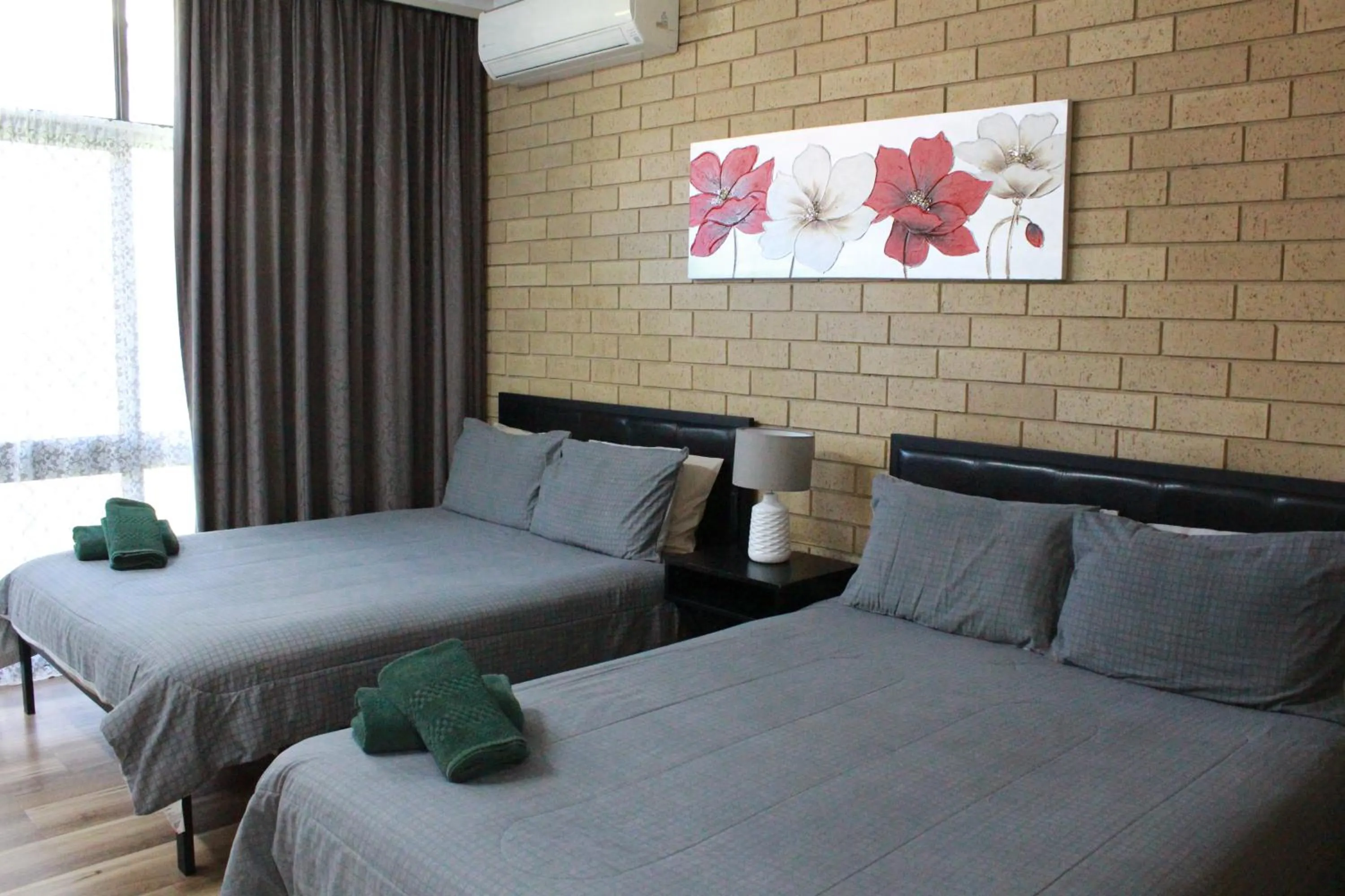 Bed in Moe Motor Inn - Contactless 24 hour Checkinn Available